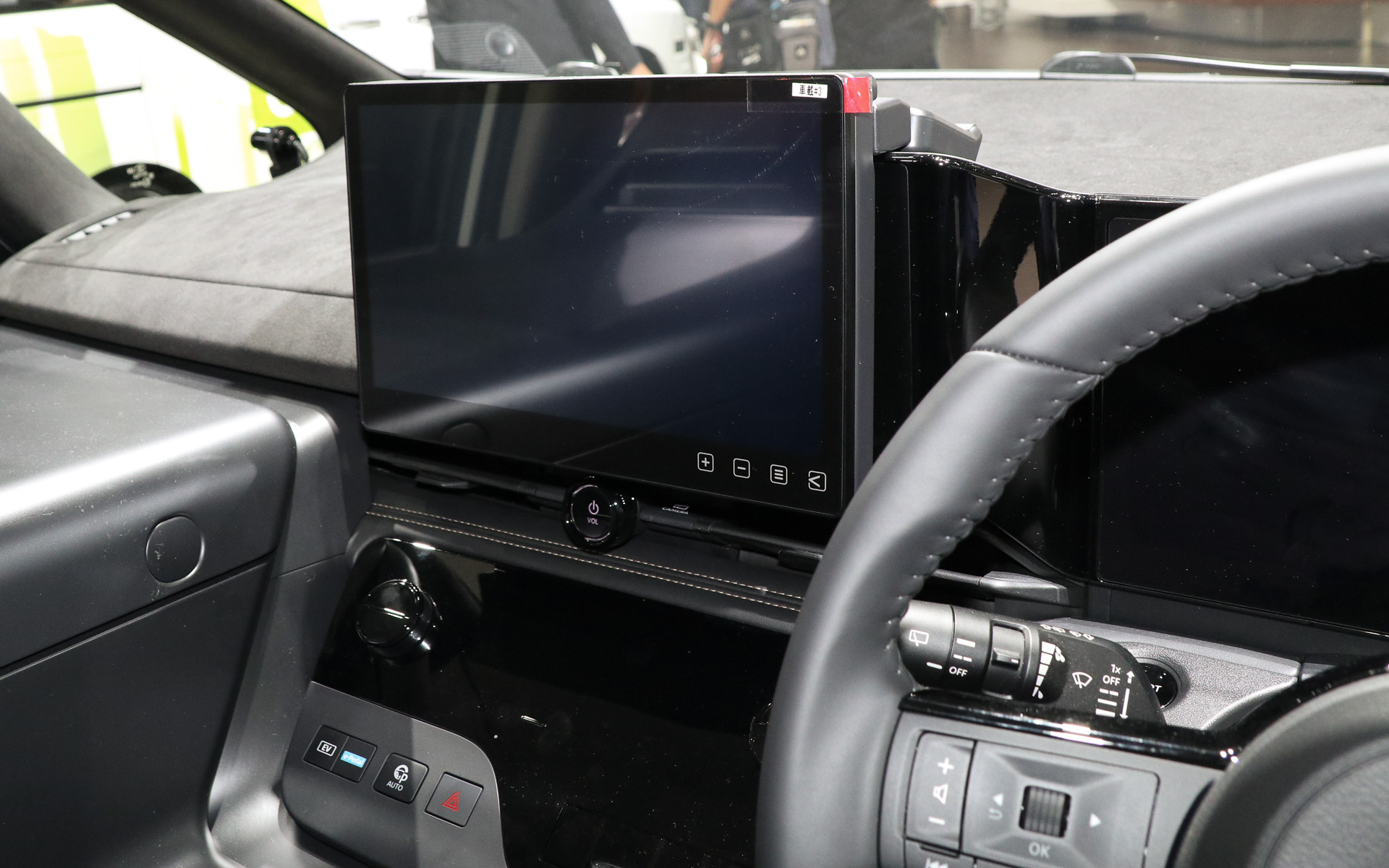 インパネ中央の「NissanConnectナビゲーションシステム」の画面の上から追加ディスプレイを固定。自動運転のステータス情報や制御などで必要となる情報が表示される