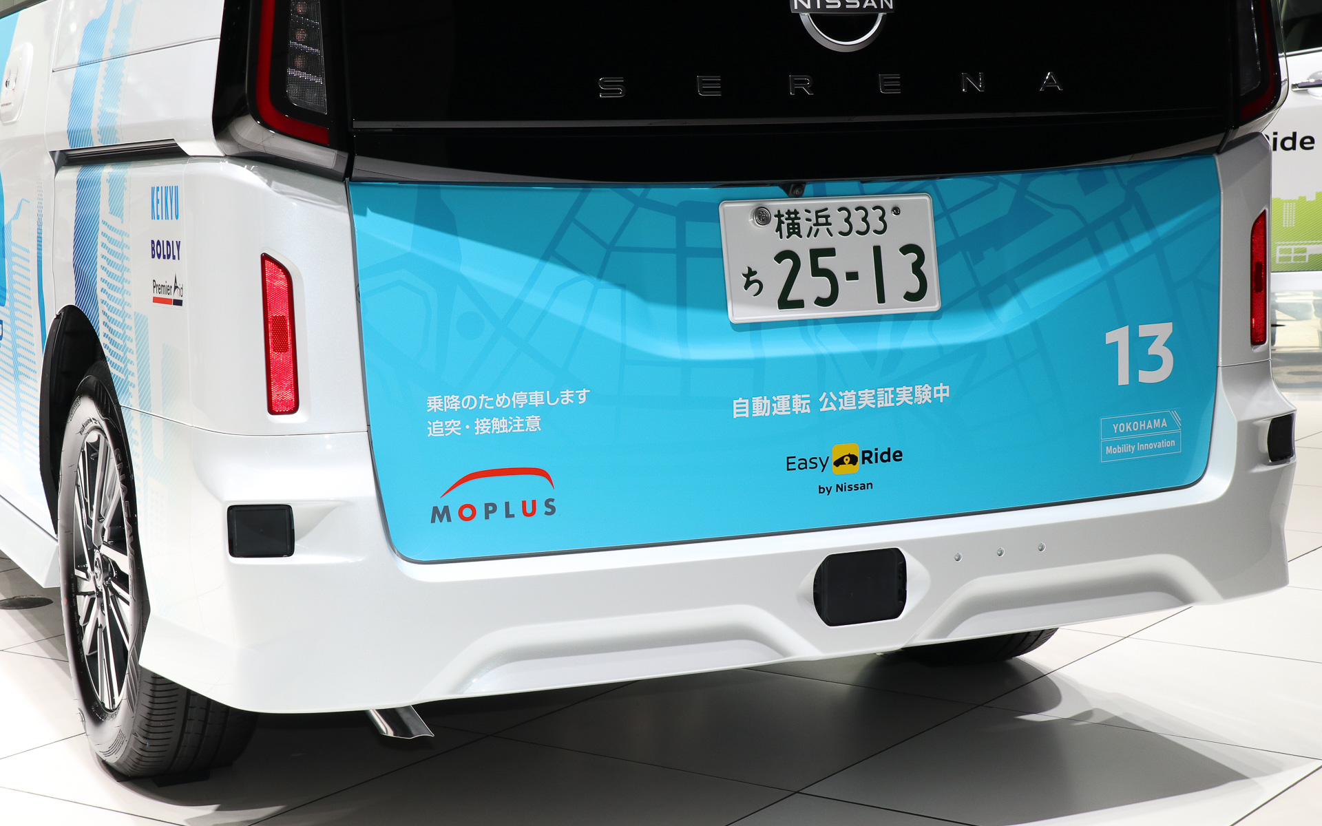 車体の各所にセンサー類を設定。一般的なADASで利用されるカメラやミリ波レーダーなどのほか、緊急車両のサイレンを検知するマイクも追加されている