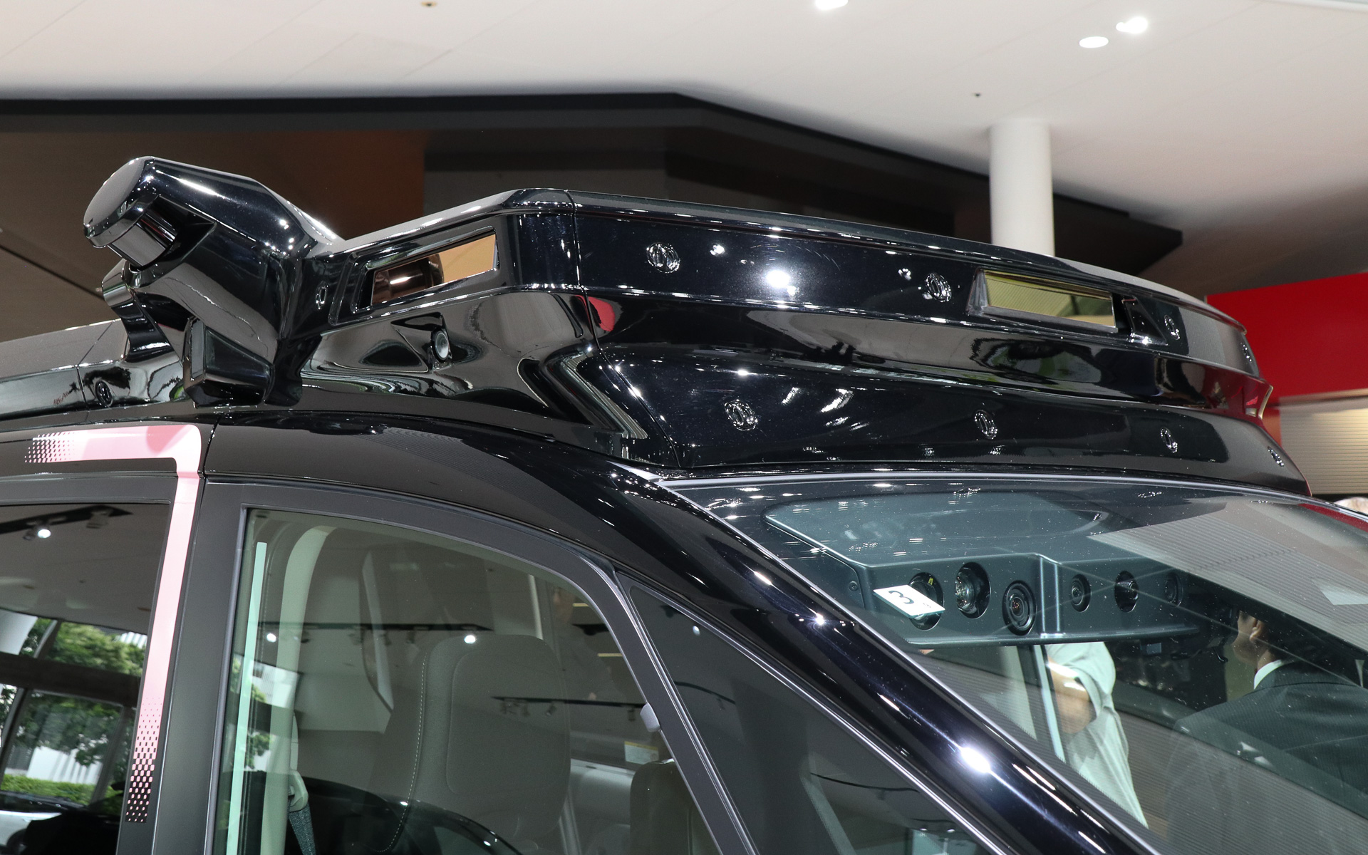 ルーフ上に追加される「センサーセット」には主にLiDARを設置。突き出している円筒部は回転するLiDARを内蔵して、自車側面の周囲を監視している