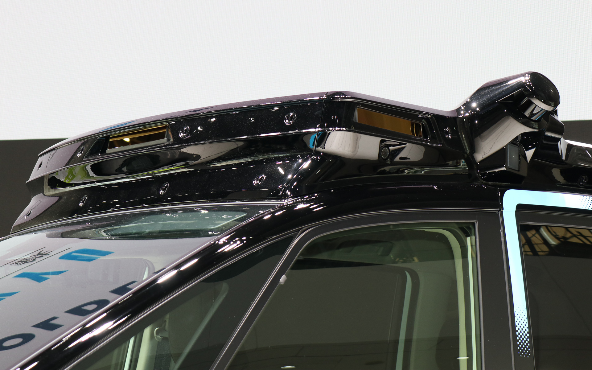 ルーフ上に追加される「センサーセット」には主にLiDARを設置。突き出している円筒部は回転するLiDARを内蔵して、自車側面の周囲を監視している