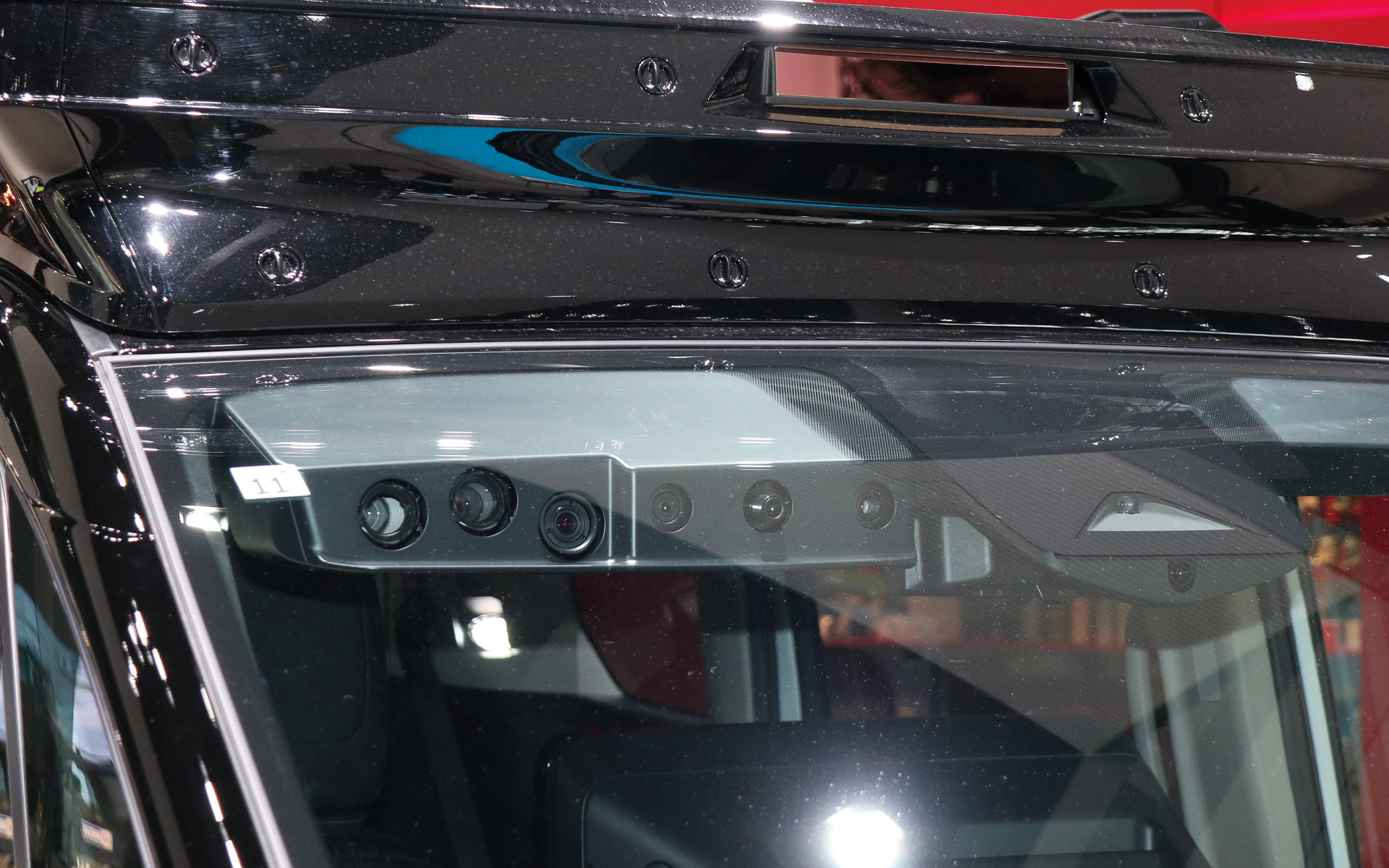 運転席上方には6個のカメラのうち、3個を使って遠近さまざまな距離の信号機を認識