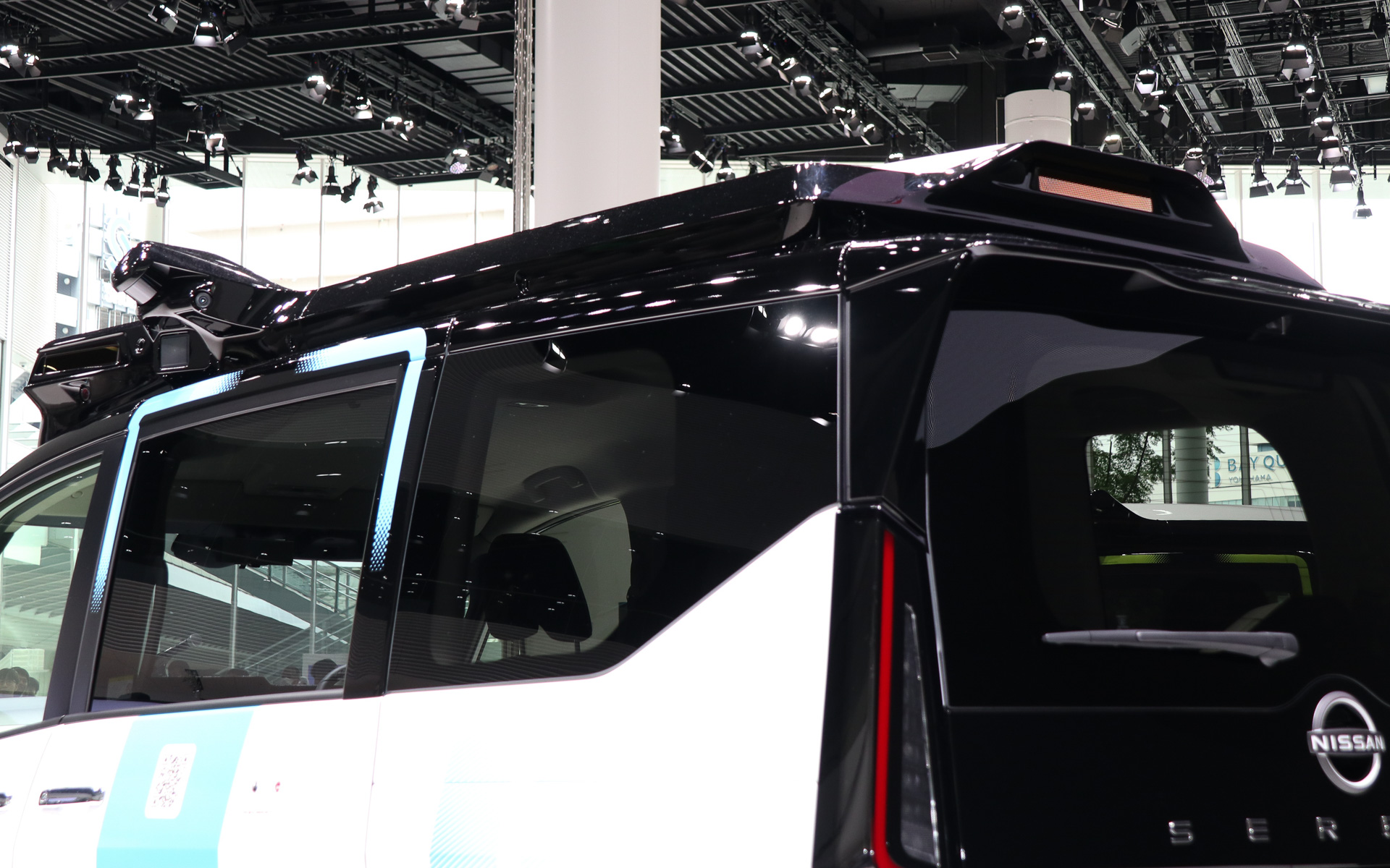 センサーセット後方のダックテール形状となった部分にもLiDARが設定されている