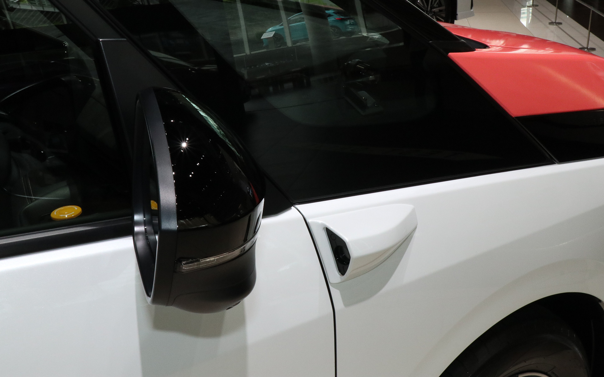 ドアミラー前方にあるカメラは、従来のドライバーレス自動運転のセレナで助手席に座るセーフティドライバーがデジタルミラーとして利用していた名残。今回は自動運転の制御に利用しているとのこと