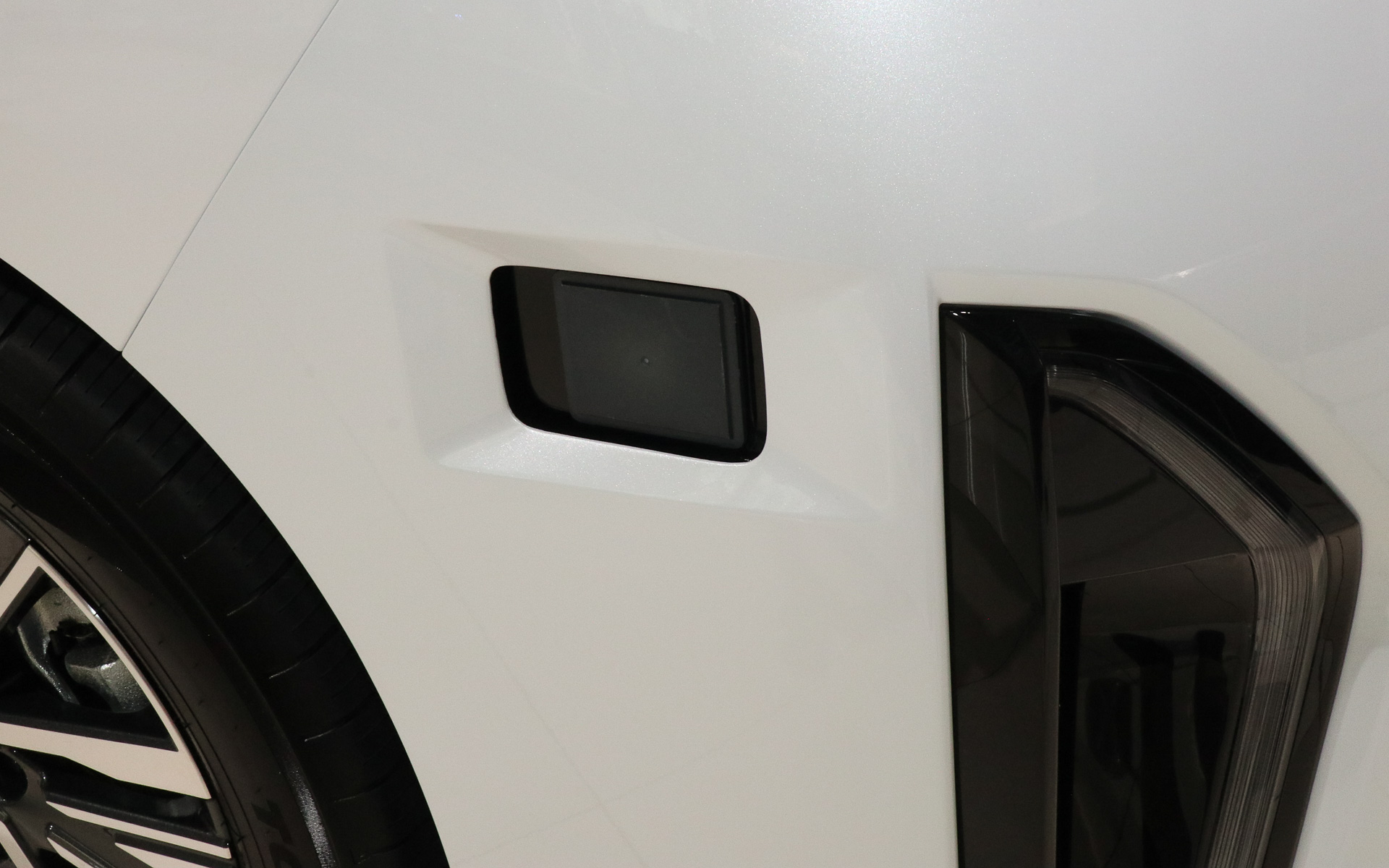 ミリ波レーダーは9個設置。見えているもの以外にもフロントグリル内に埋め込まれて搭載されている