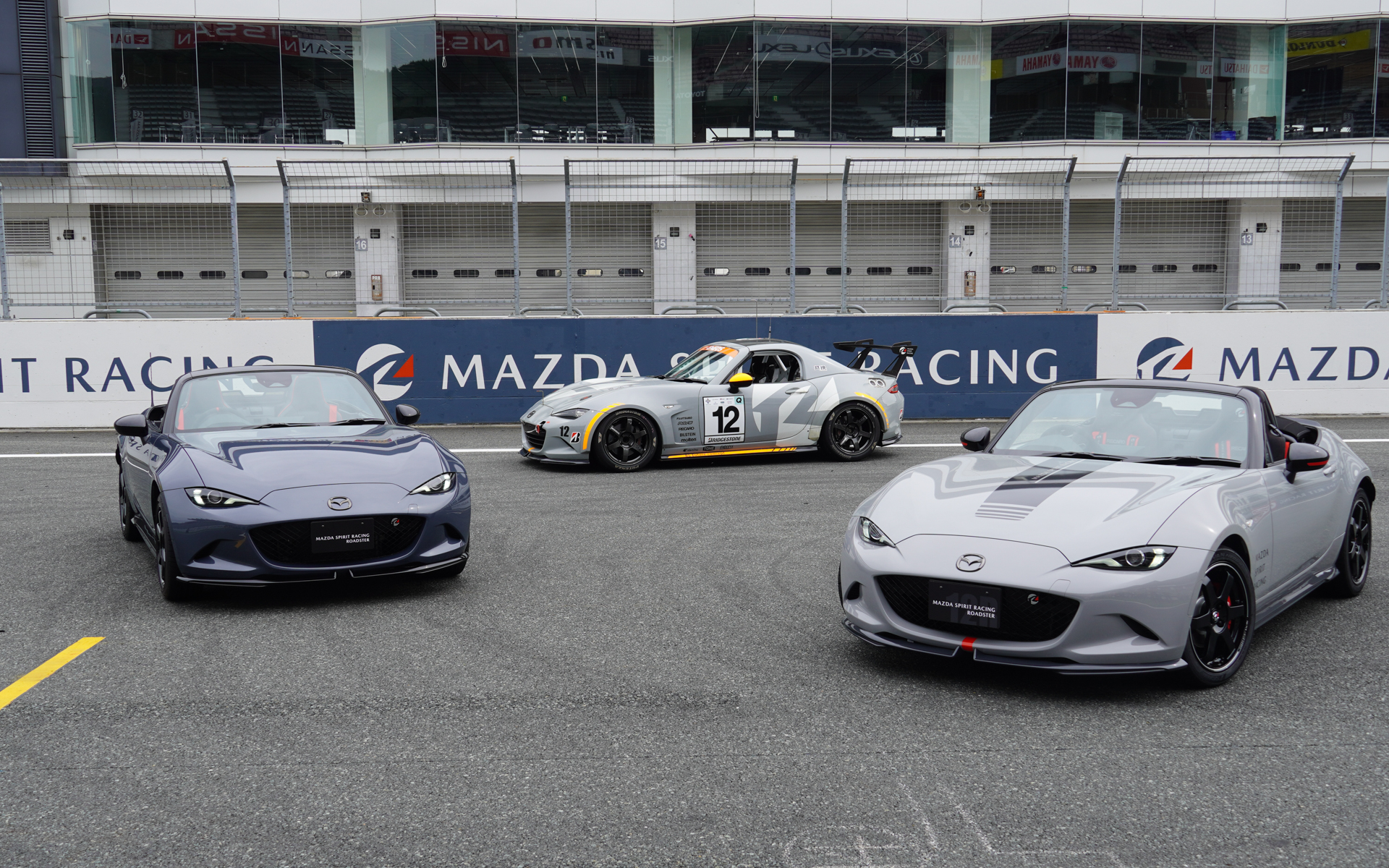 MAZDA SPIRIT RACING ROADSTER（左）、MAZDA SPIRIT RACING ROADSTER 12R（右）、2024年のスーパー耐久参戦車「MAZDA SPIRIT RACING ROADSTER CNF concept」（奥）