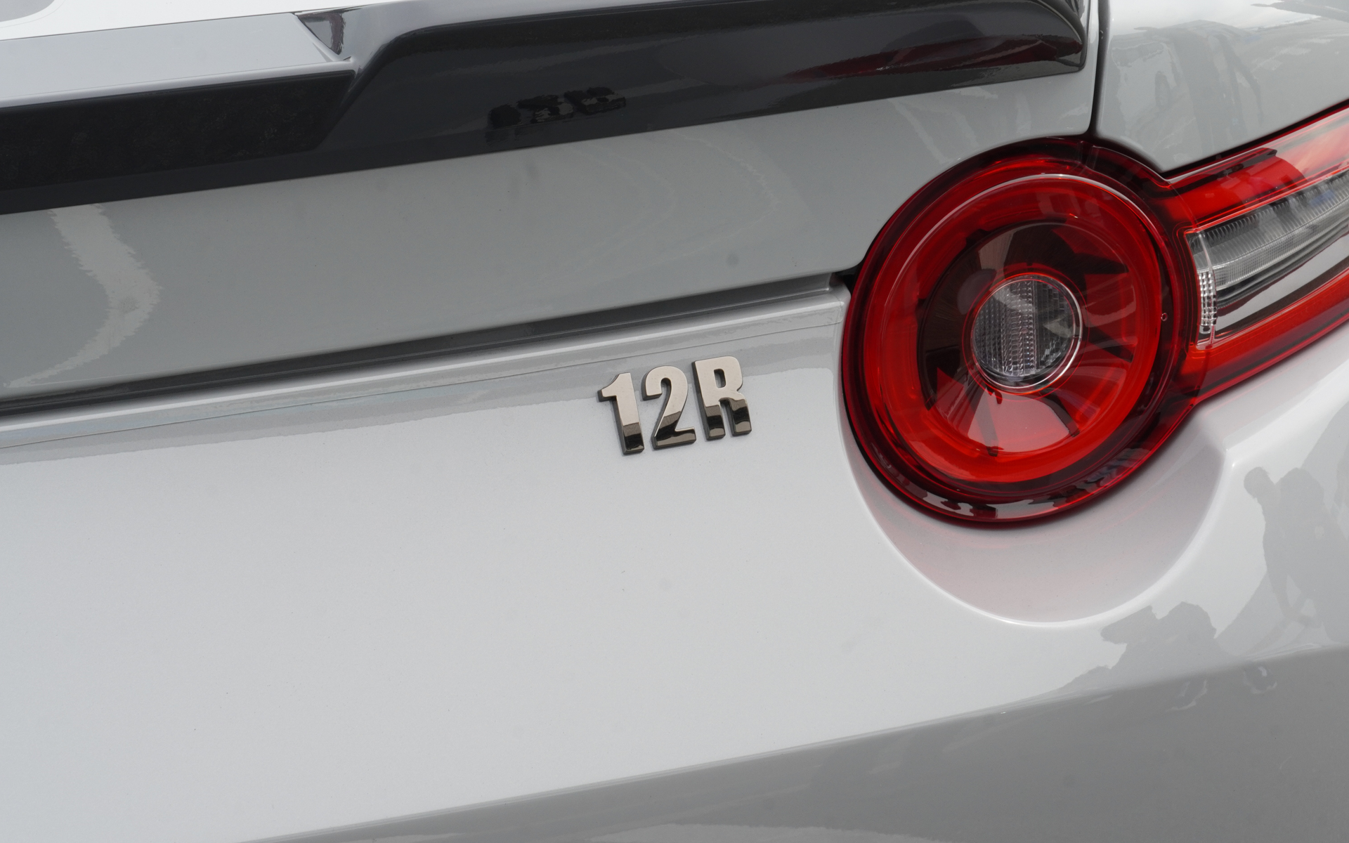 12Rはリアにエンブレムが装着される