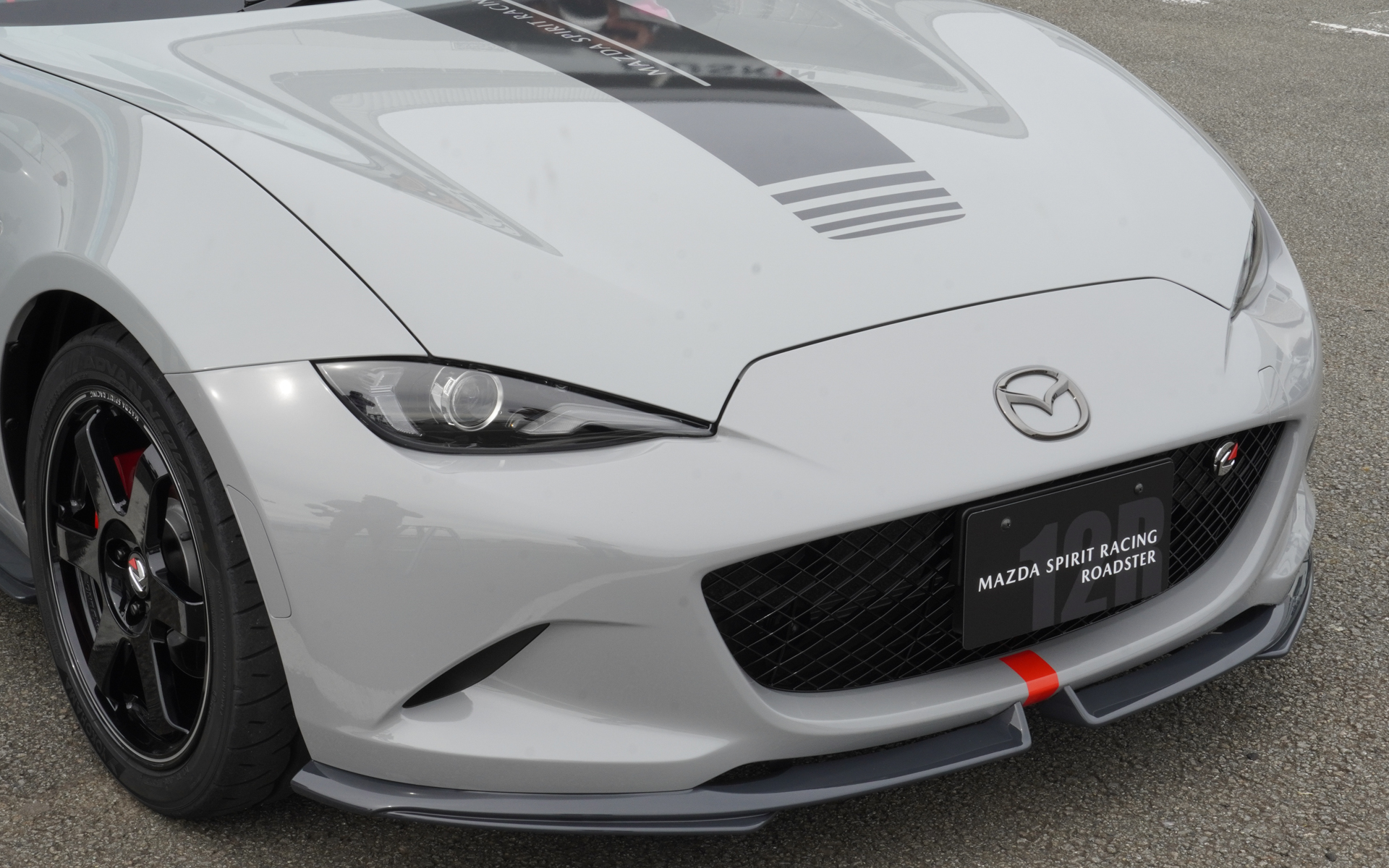 ボディ中央のデカールも12Rの装備