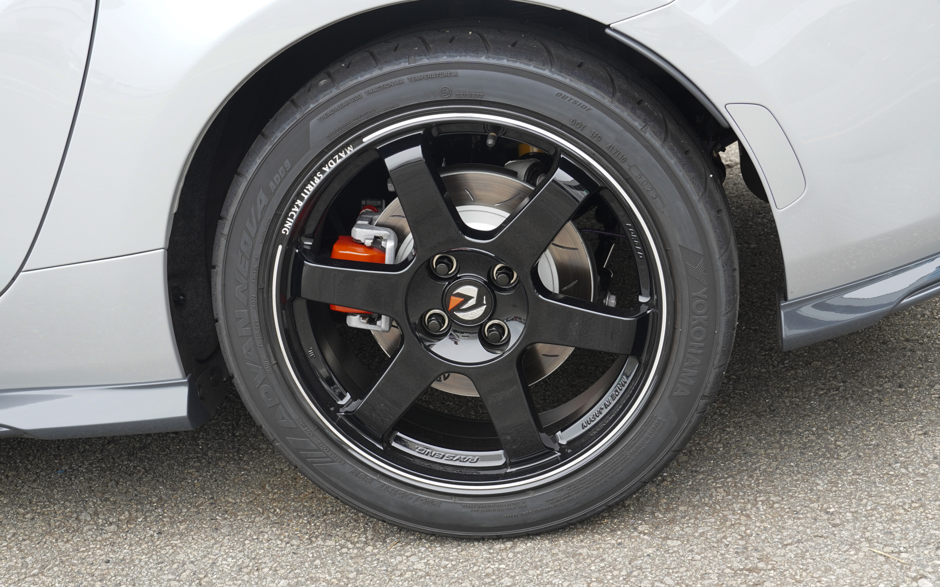 レイズと共同開発の専用鍛造アルミホイール。12Rは外周にブランドネームをあしらう。タイヤは標準でブリヂストン POTENZA S001だが、これはMAZDA SPIRIT RACING SPORTS PACKAGEで推奨するさADVAN NEOVA AD09を装着