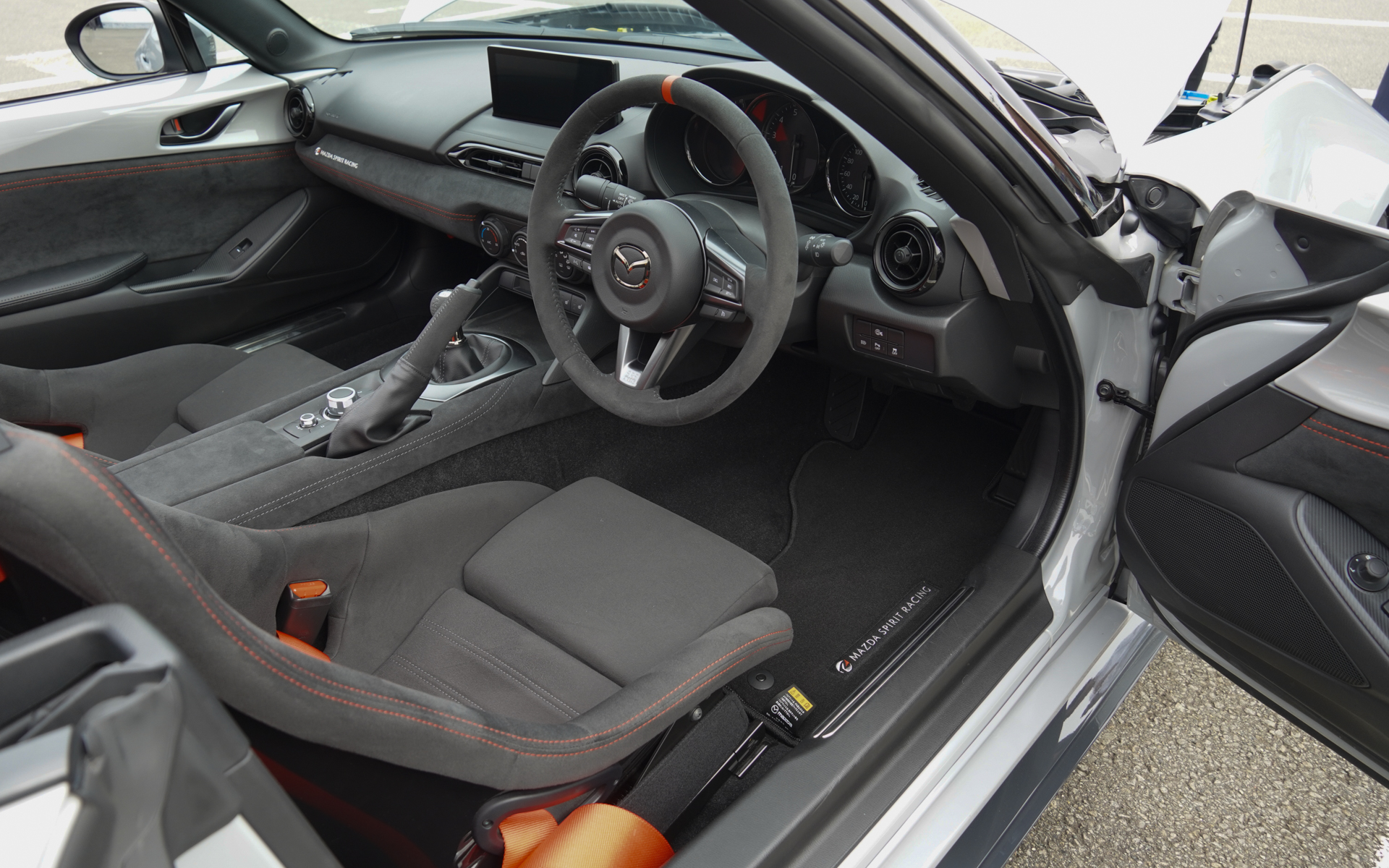 アルカンターラでまとめられたインテリア