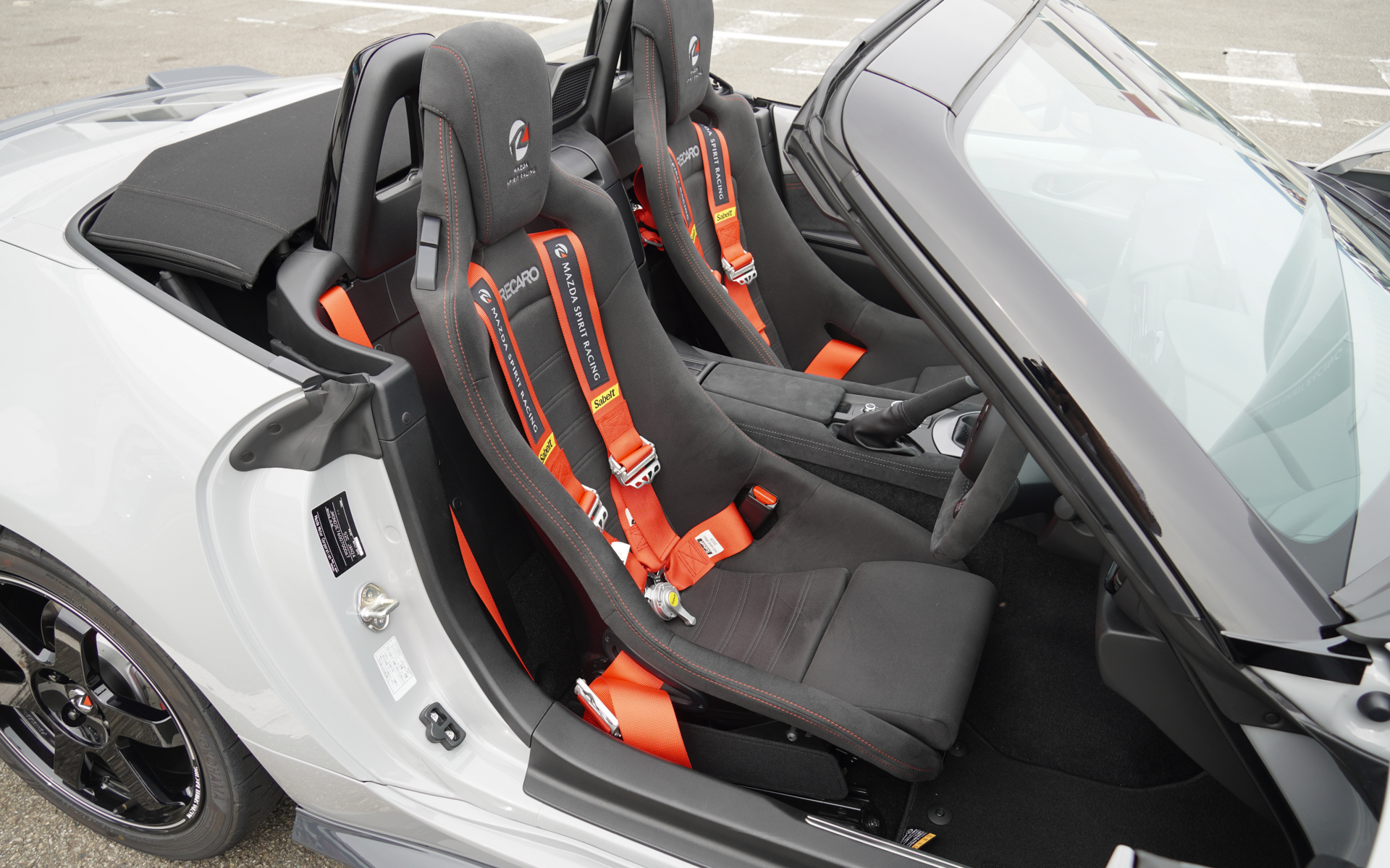 専用のバケットシート。ハーネスはオプションではMAZDA SPIRIT RACING SPORTS PACKAGEで推奨されたサベルトとのダブルブランド製品