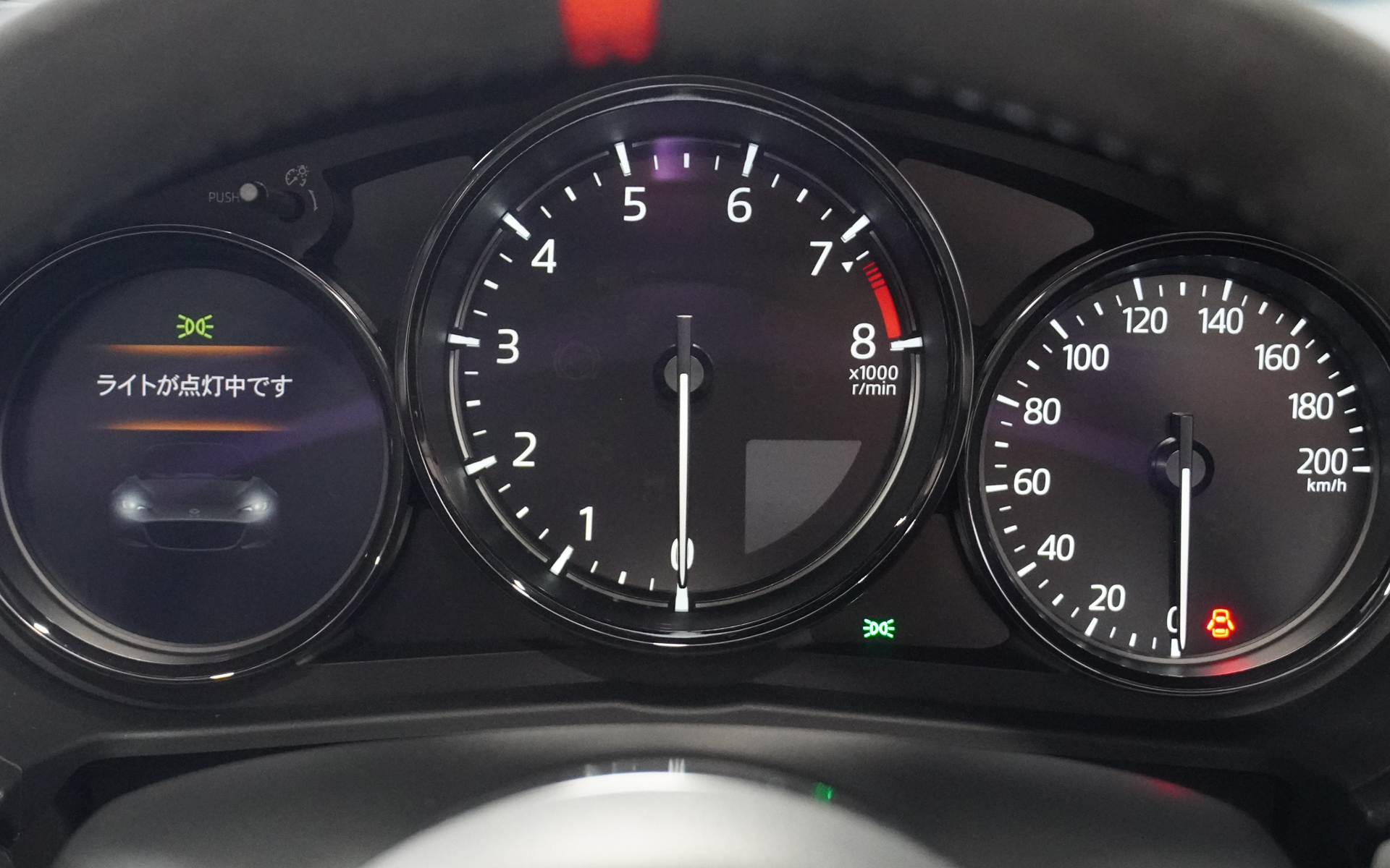 12Rのタコメーターは200PSを発揮する7200回転のところに「▲」マークを配している