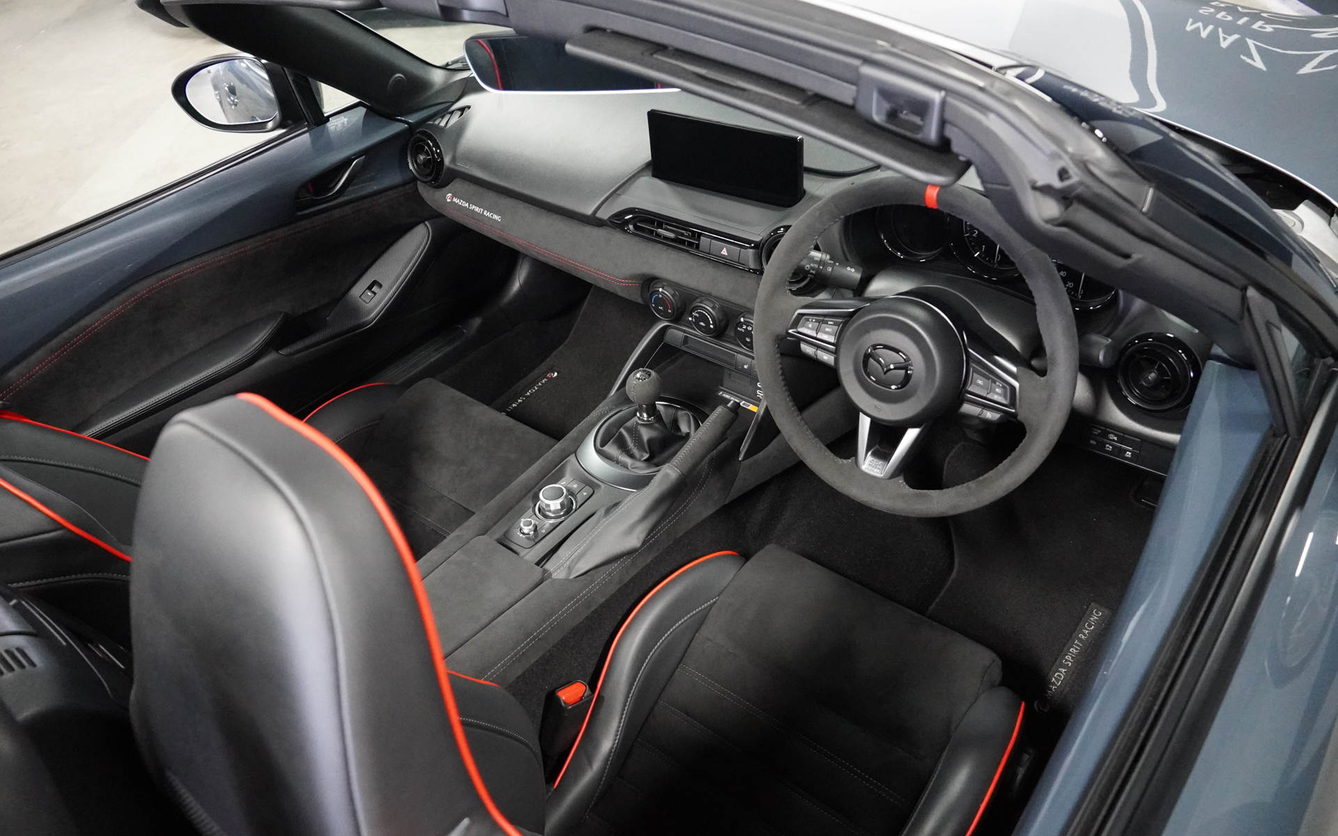 MAZDA SPIRIT RACING ROADSTERのインテリア。アンカンターラがふんだんに使われるのは12Rと同じ