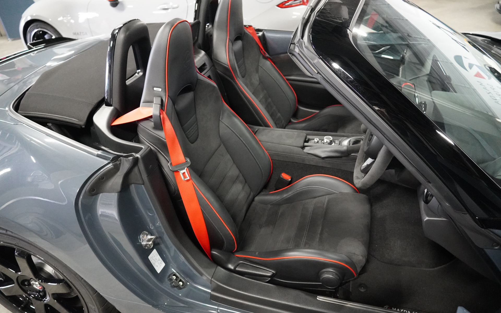 シートはセミバケットタイプ