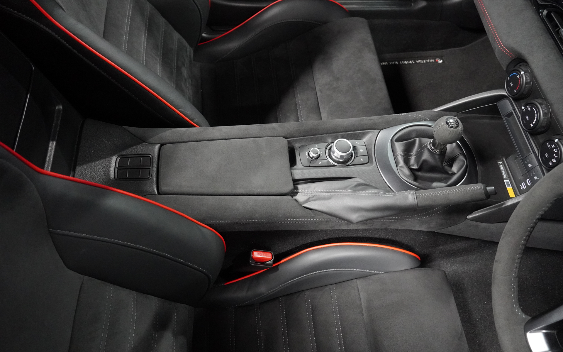 センターコンソールやシフトレバーまわりもアルカンターラ。ちなみに6速MTのみ