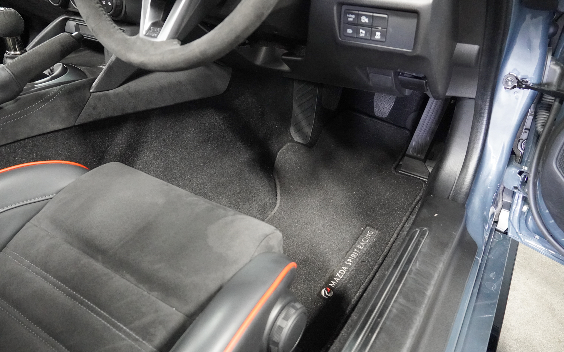 専用マットが装備される。ペダルは通常と同じだがヒールアンドトゥ操作時の回転上昇をアシストする機能が加わる