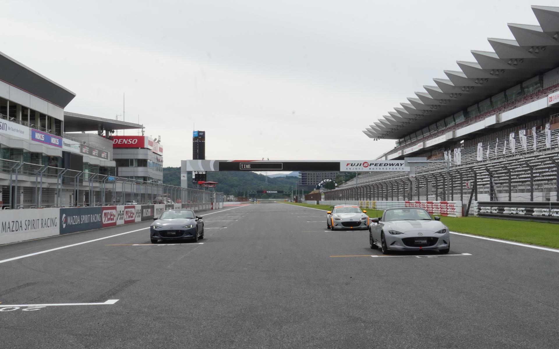 富士スピードウェイに並ぶMAZDA SPIRIT RACING ROADSTER、MAZDA SPIRIT RACING ROADSTER 12R、MAZDA SPIRIT RACING ROADSTER CNF concept