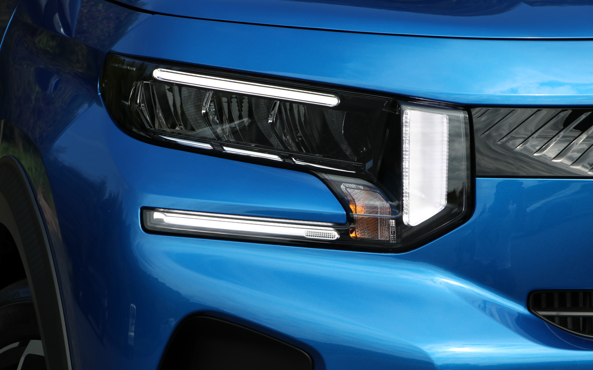 ヘッドライトとテールランプともに印象的なコの字型を採用