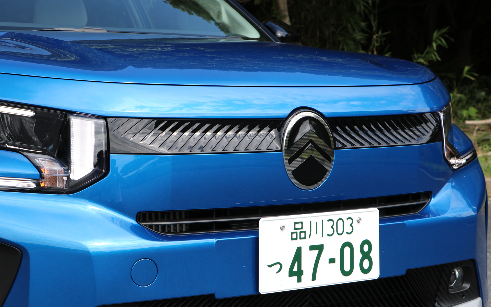 前後とも新世代シトロエンデザインが取り入れられ、シトロエンのエンブレムも新デザインとなっている