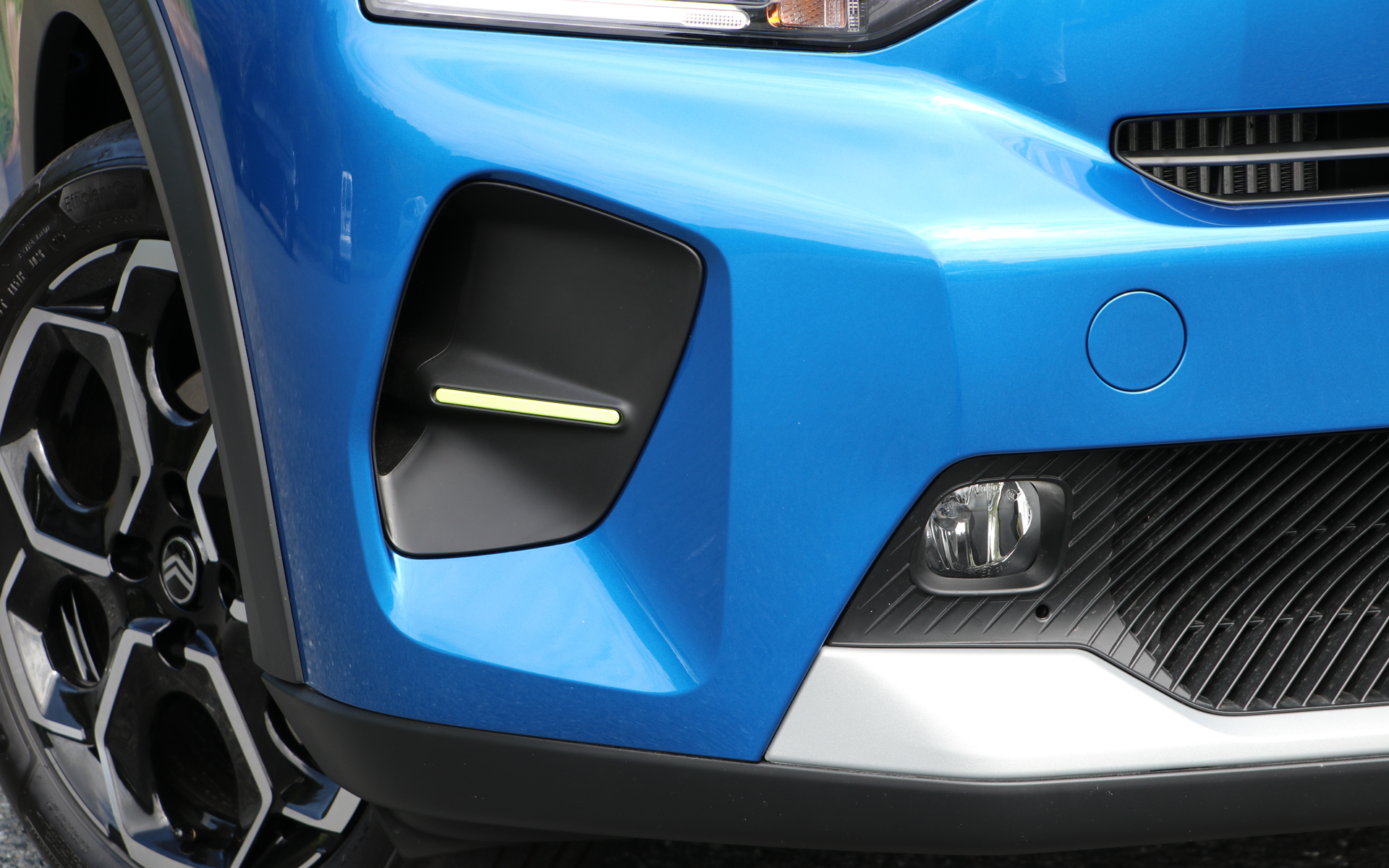 ボディカラーに合わせてデザイナーがコーディネートしたという「カラークリップ」