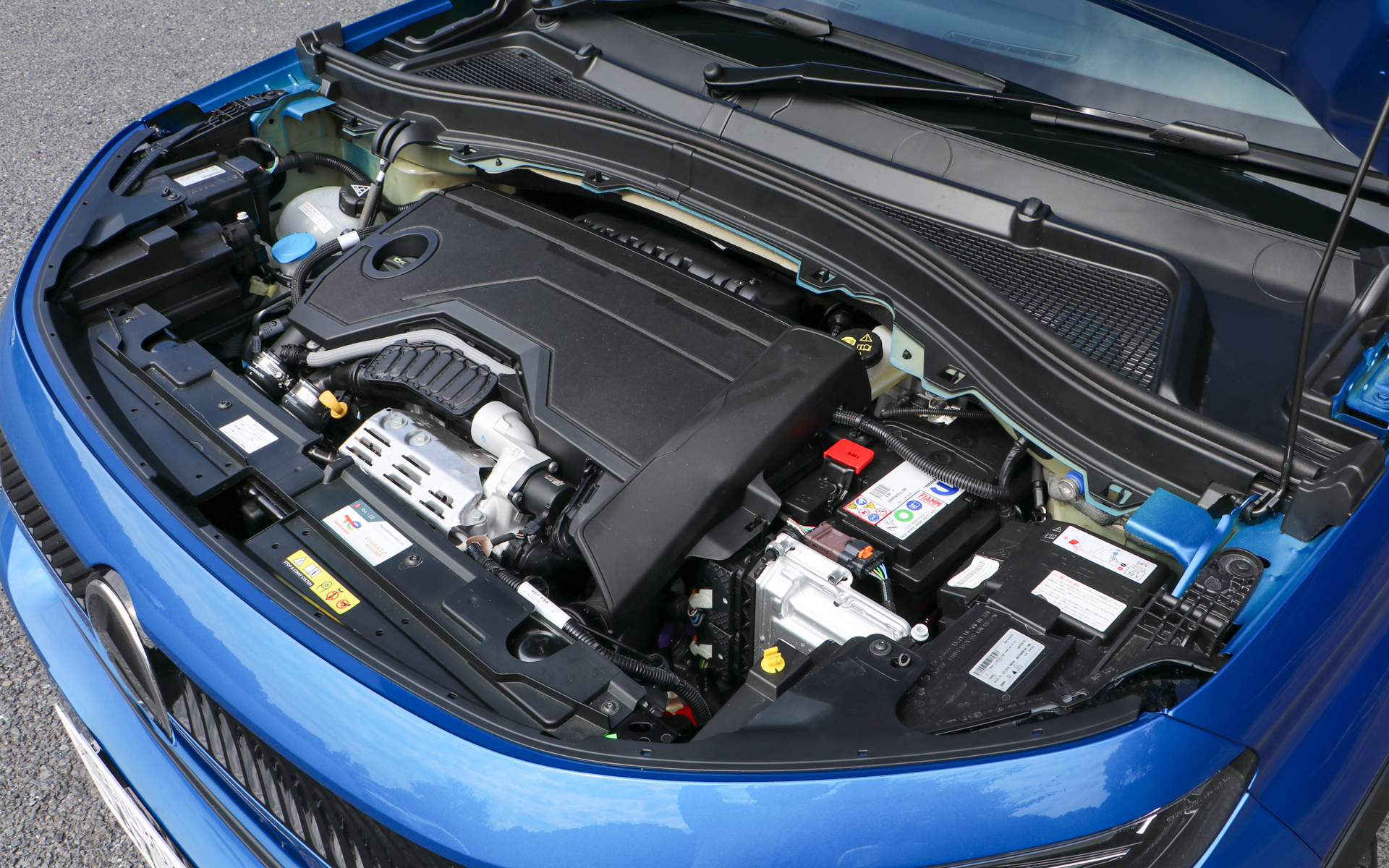 ガソリンターボエンジンと電動モーターに、6速DCT（デュアル・クラッチ・トランスミッション）を組み合わせた48Vマイルドハイブリッドを搭載。C4ハイブリッドとハードウェアを共用そつつ、C3の軽量ボディに最適なセッティングを施しているという。