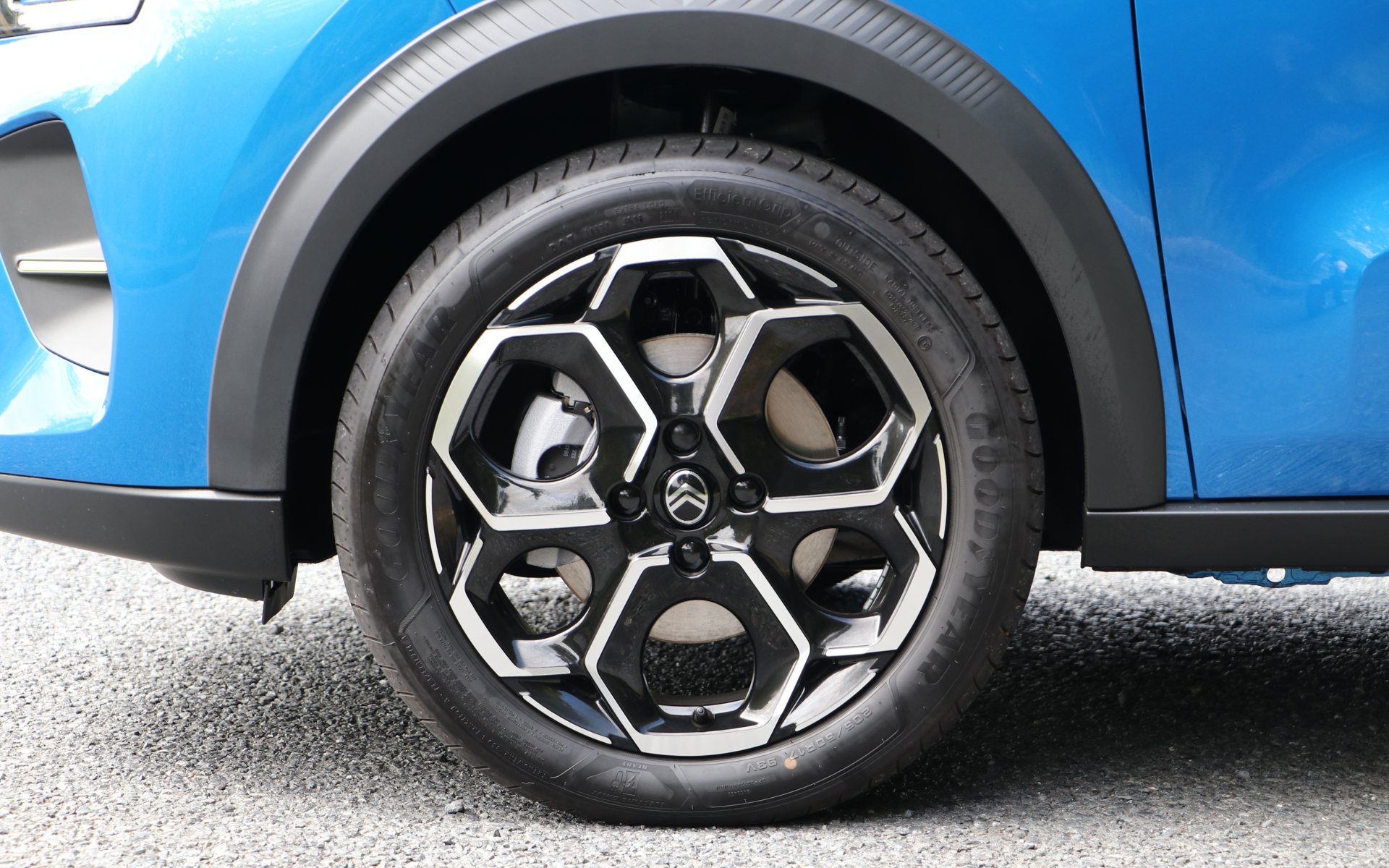 試乗した上級グレード「MAX」は、17インチのダイヤモンドカットアロイホイール「アタカマイト：チリのアタカマ砂漠で発見された鉱物に由来）」を標準装備。装着タイヤはグッドイヤーのエフィシェントグリップで、サイズは前後とも205/50R17