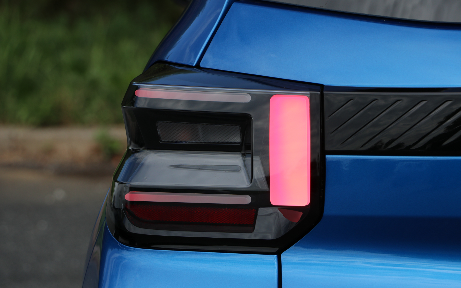 ヘッドライトとテールランプともに印象的なコの字型を採用