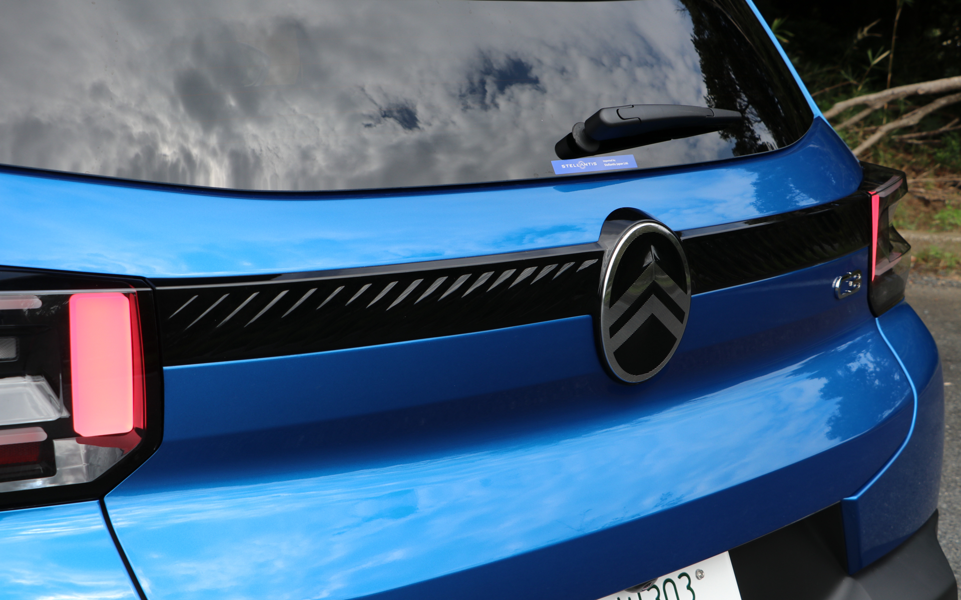 前後とも新世代シトロエンデザインが取り入れられ、シトロエンのエンブレムも新デザインとなっている