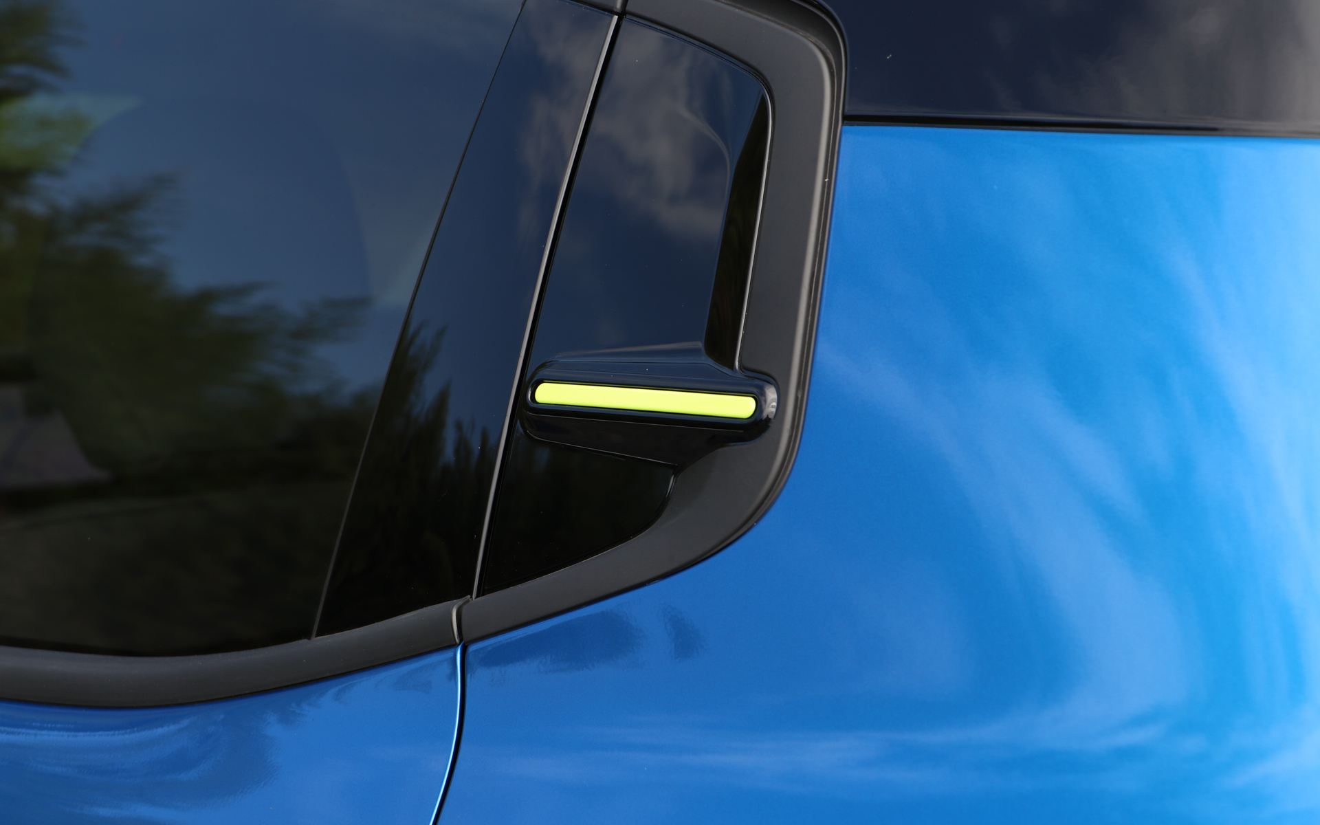 ボディカラーに合わせてデザイナーがコーディネートしたという「カラークリップ」