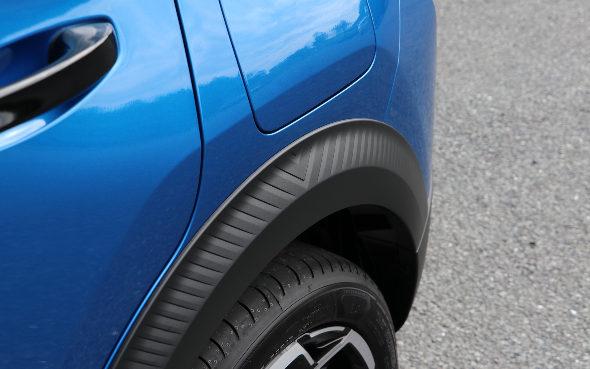 前後のフェンダーアーチにはダブルシェブロンの斜めのラインがあしらわれている