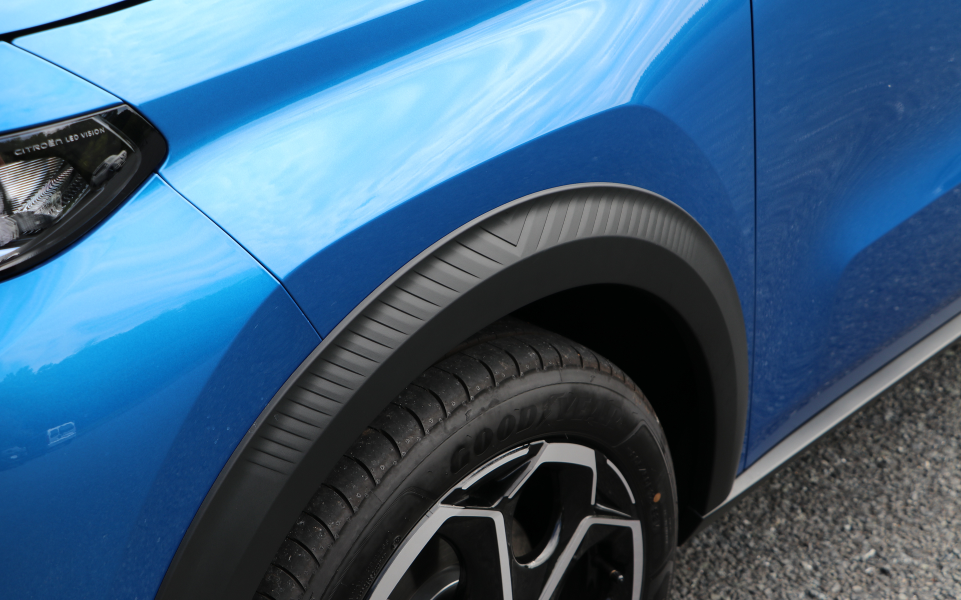 前後のフェンダーアーチにはダブルシェブロンの斜めのラインがあしらわれている