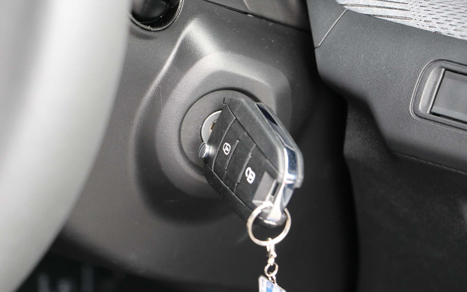 メインの始動キーは、物理的な鍵を採用していてちょっと懐かしい