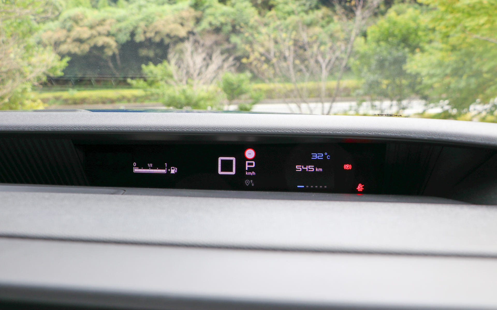 メーターは横に細長く、必要最低限の情報を表示。ステアリング右側のレバーの先端にボタンがあり表示内容を切り替えられる