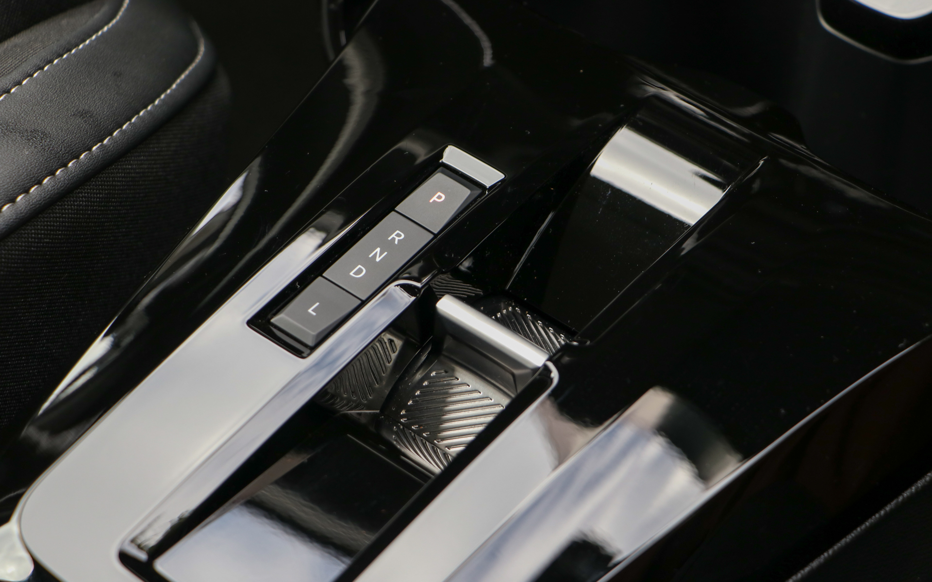 ギヤセレクターは前後に動かすタイプ