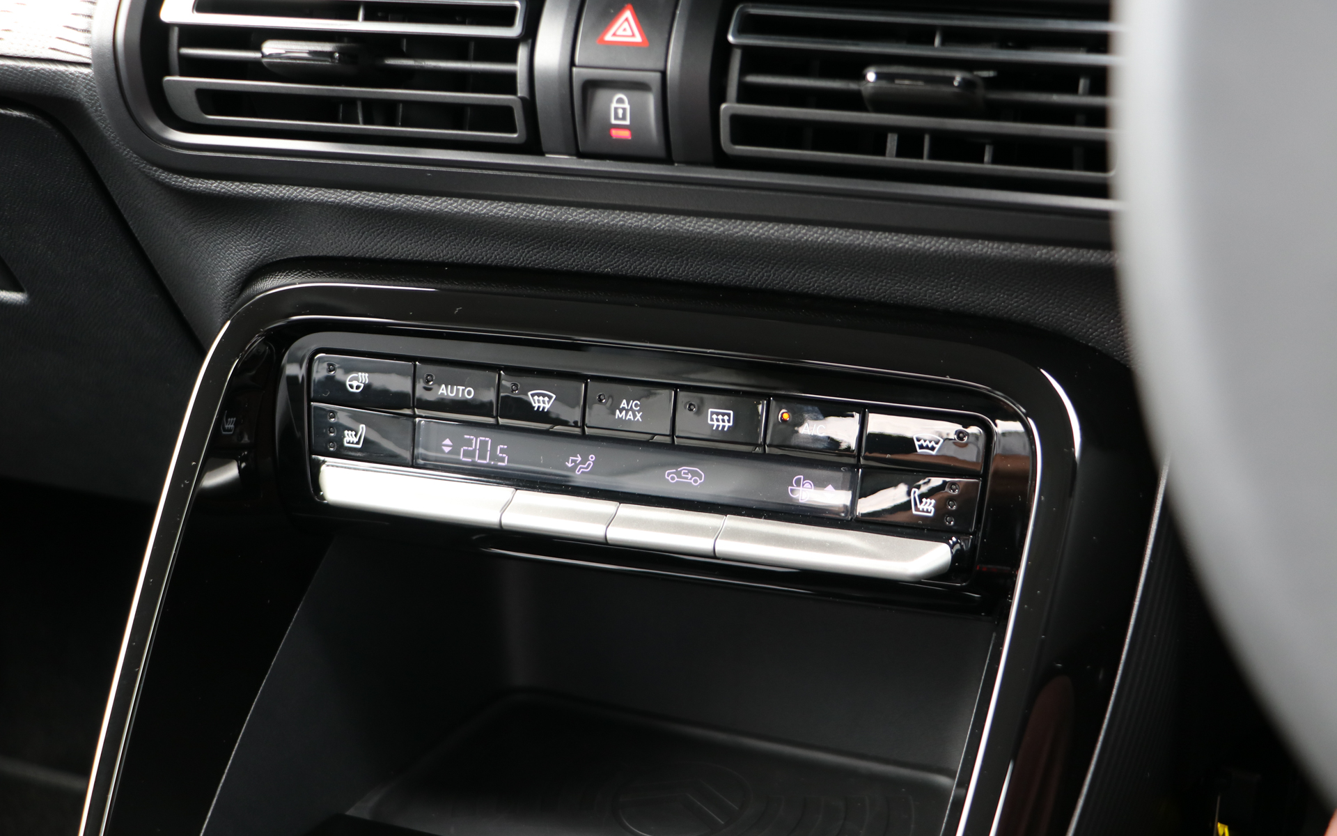 エアコンなどのスイッチはセンターコンソールに配置