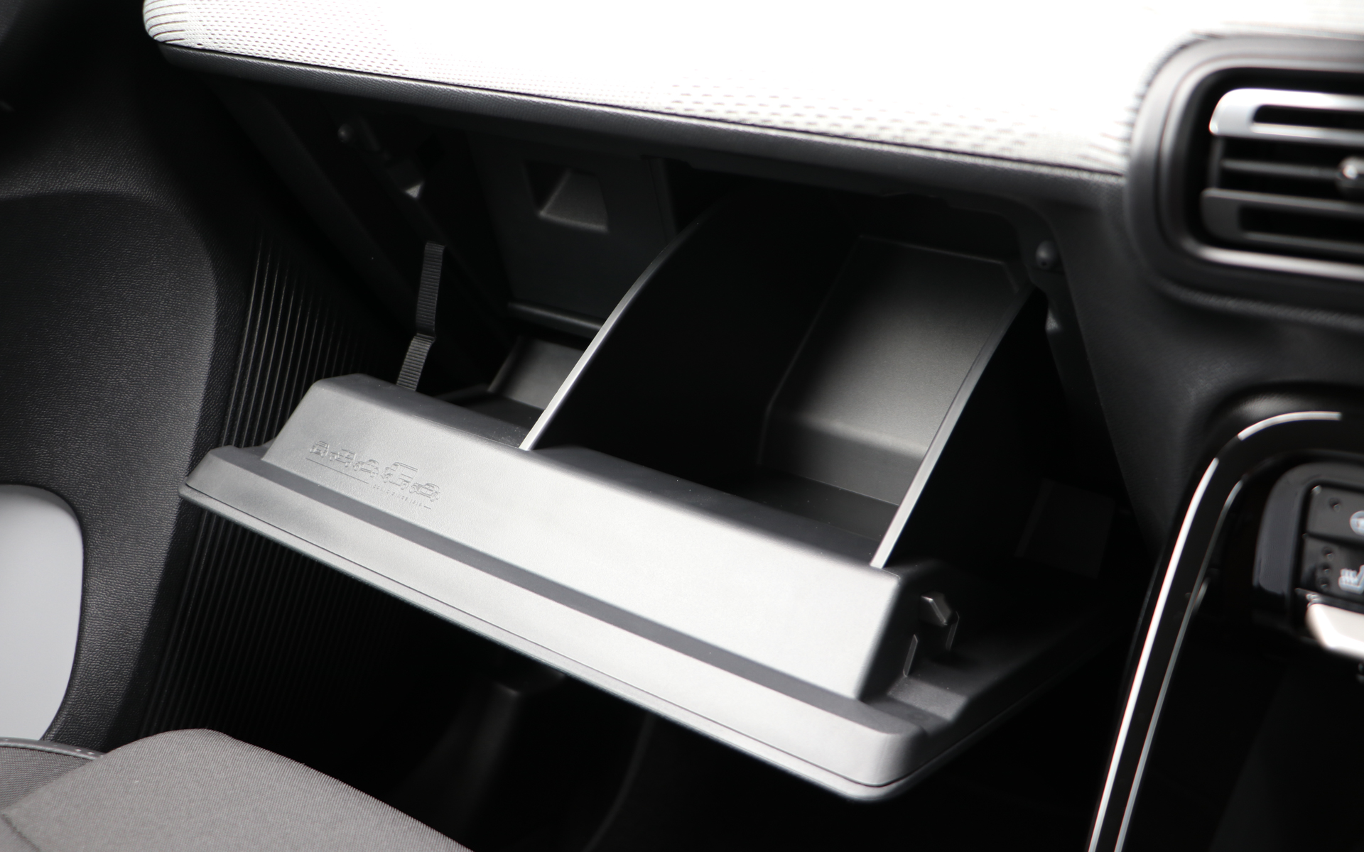 グローブボックスには、1919年以降のシトロエンを象徴するモデルが描かれている