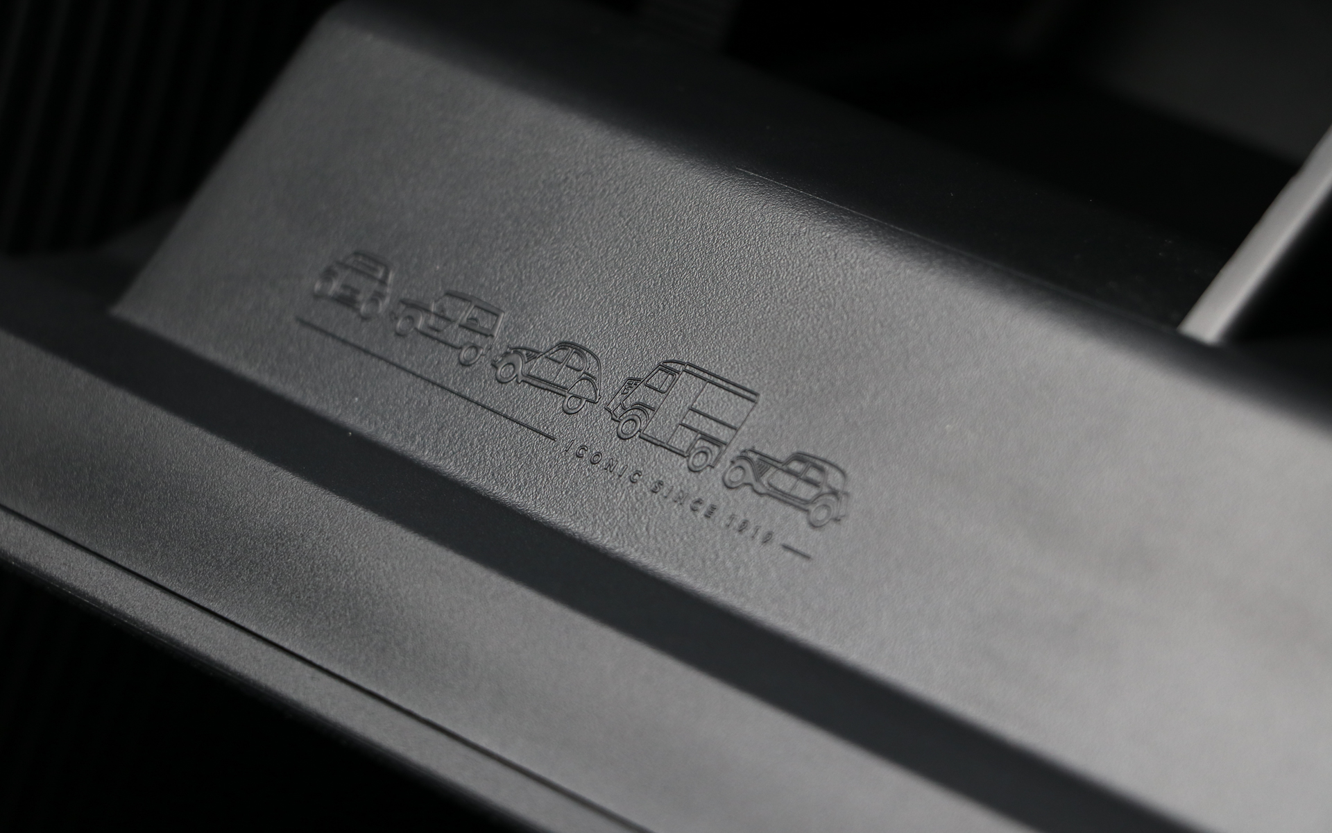 グローブボックスには、1919年以降のシトロエンを象徴するモデルが描かれている