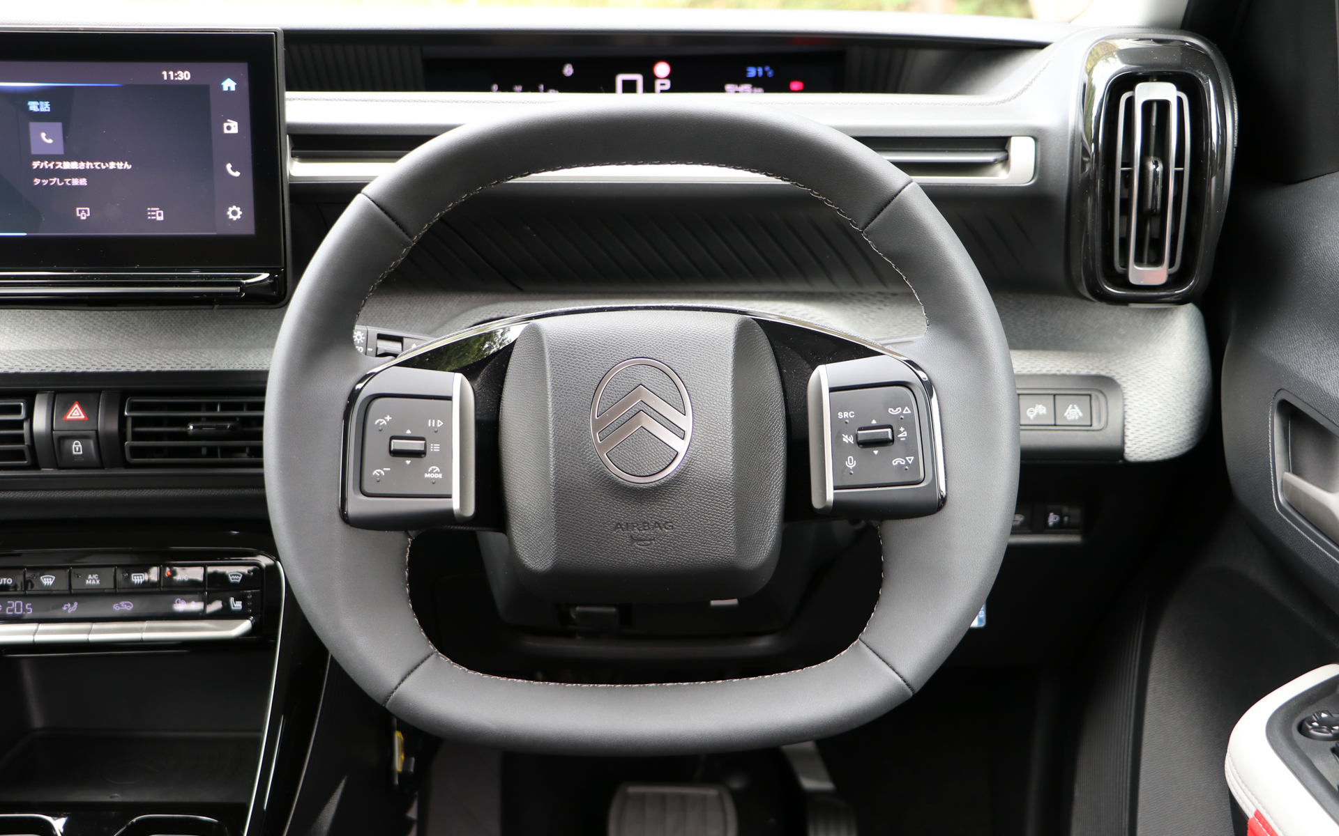 ステアリングは楕円形をチョイス