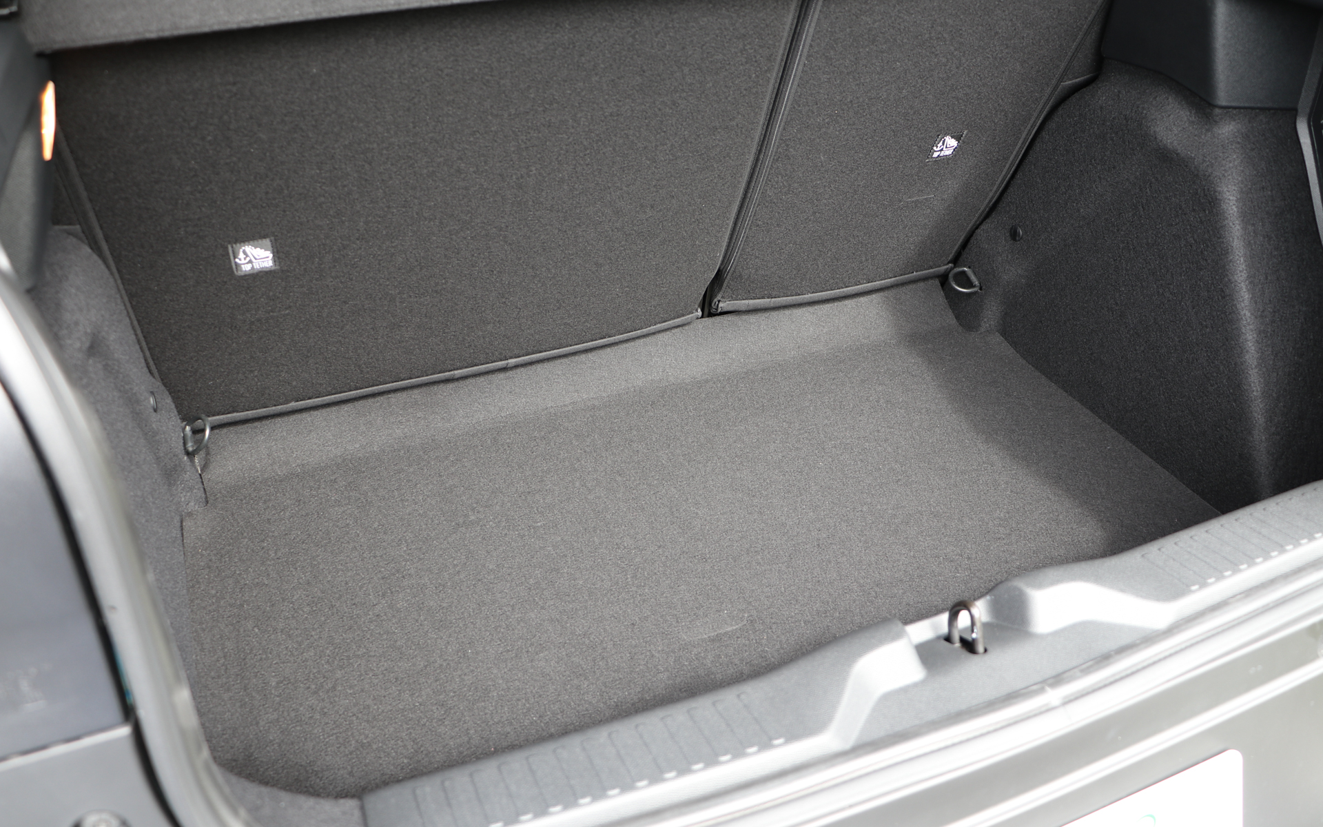 後席を倒さなくても十分なラゲッジスペースを確保している