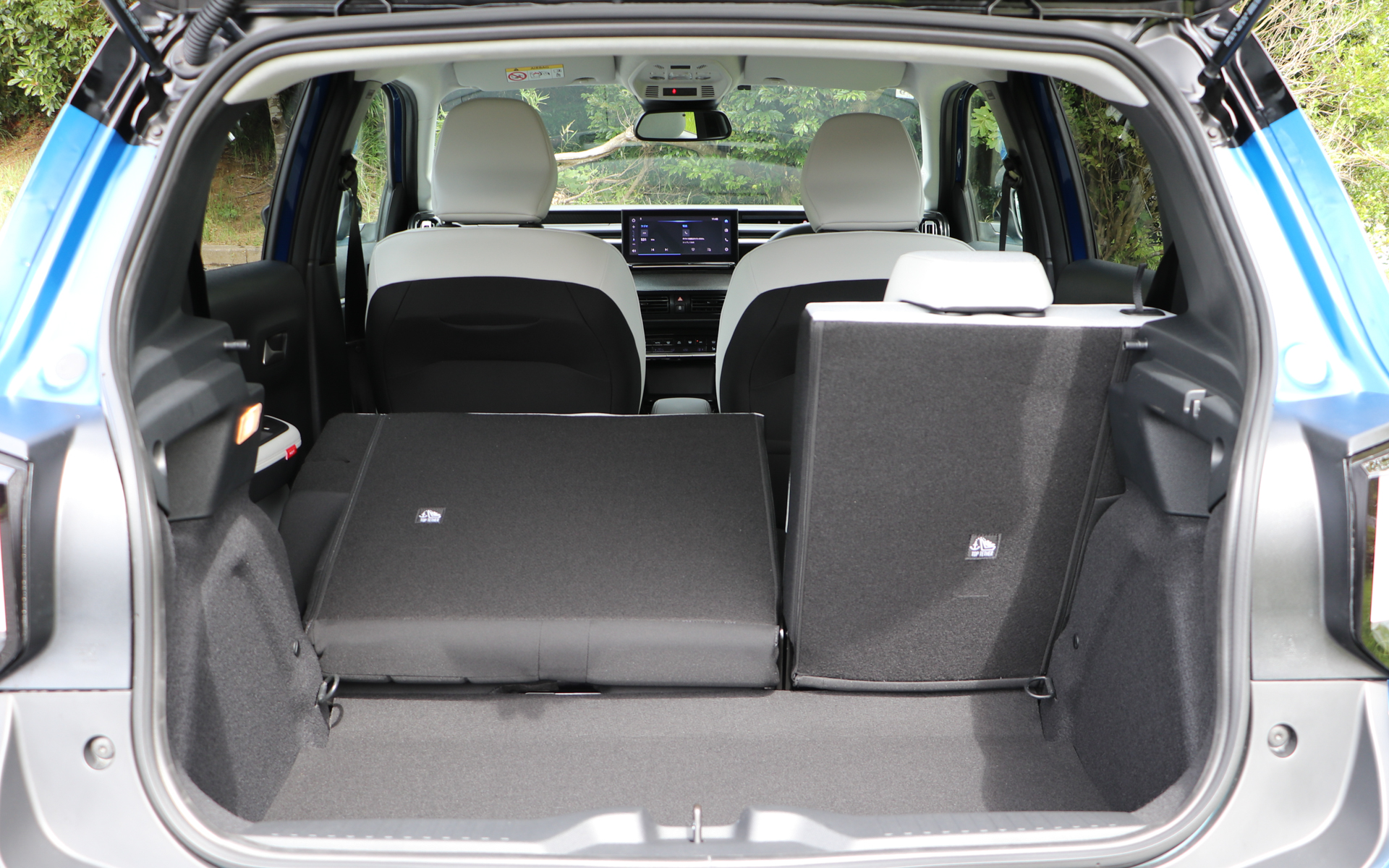後席は6；4の可倒式。両方とも倒せばフルフラットではないが、大きな荷物も積載可能