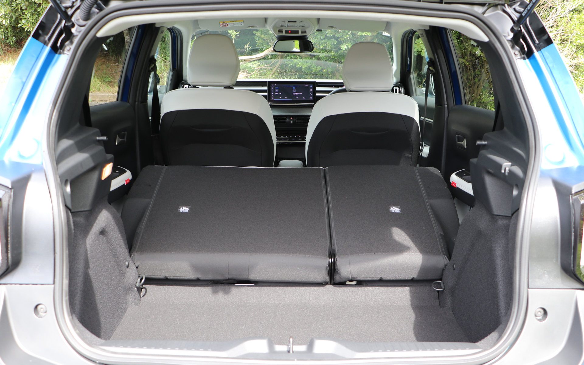 後席は6；4の可倒式。両方とも倒せばフルフラットではないが、大きな荷物も積載可能