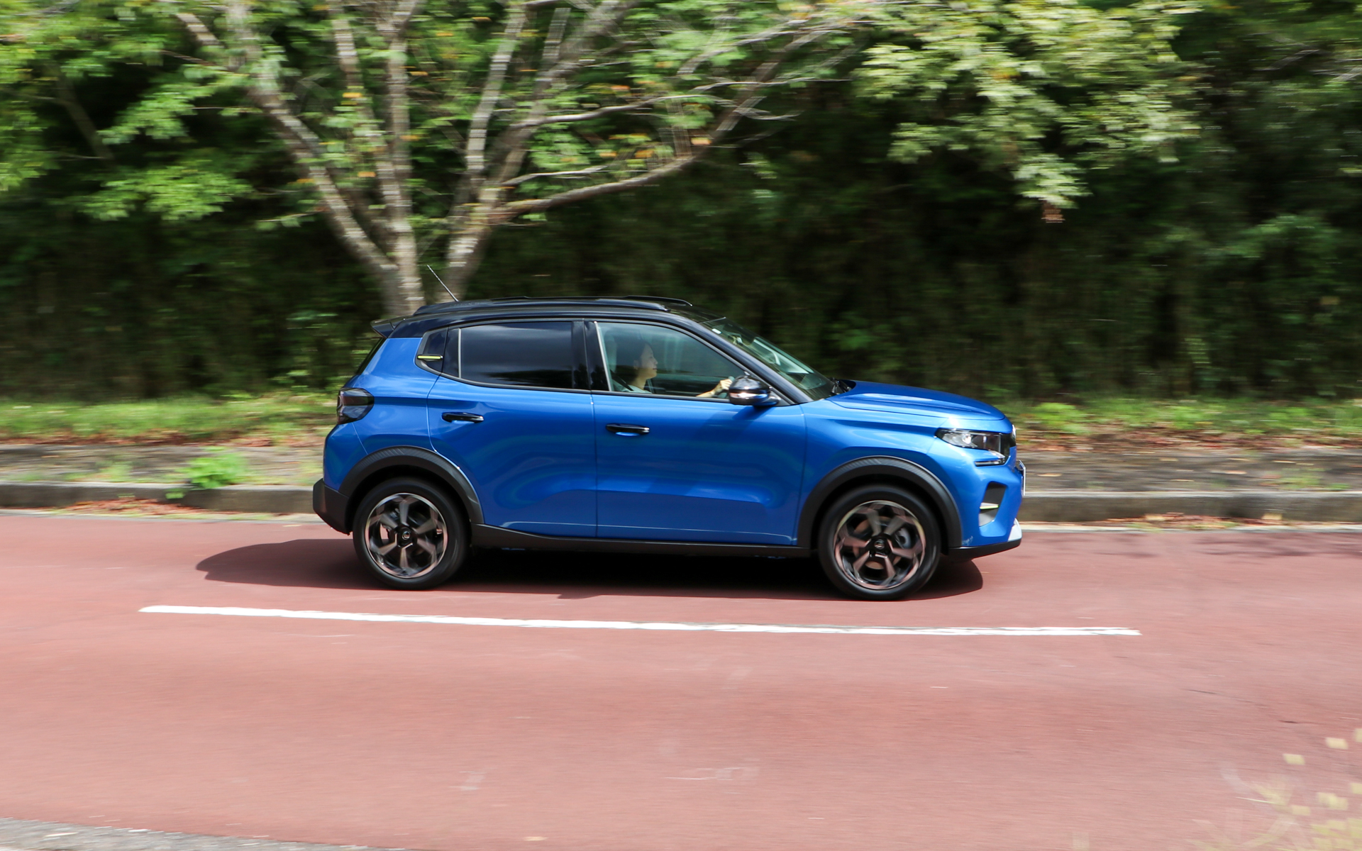 ハンドリングはとても軽やか。でも高速道路を走っているとステアリングのセンターがどっしりとしていたのが印象的