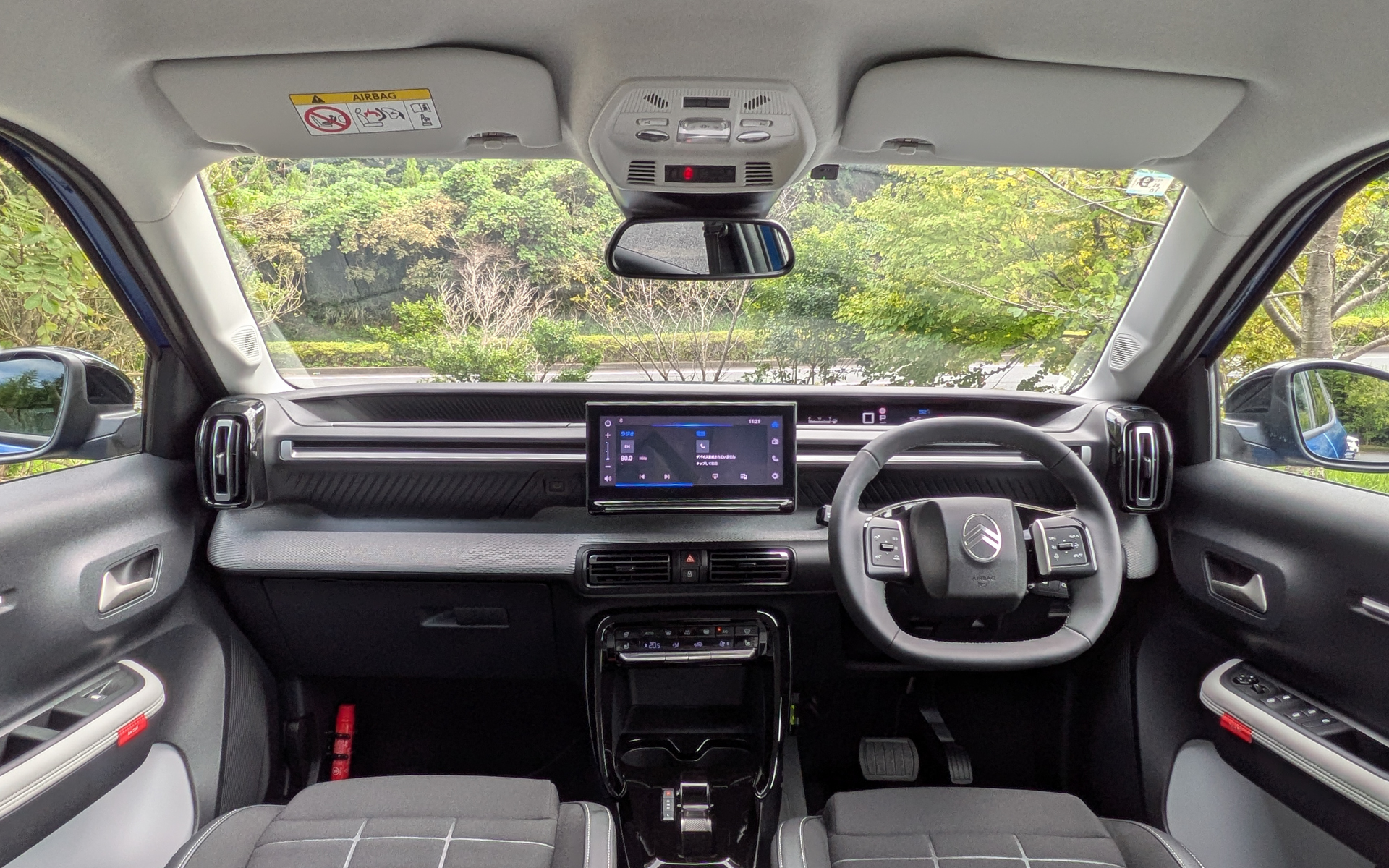 端から端までまっすぐなダッシュボードを採用