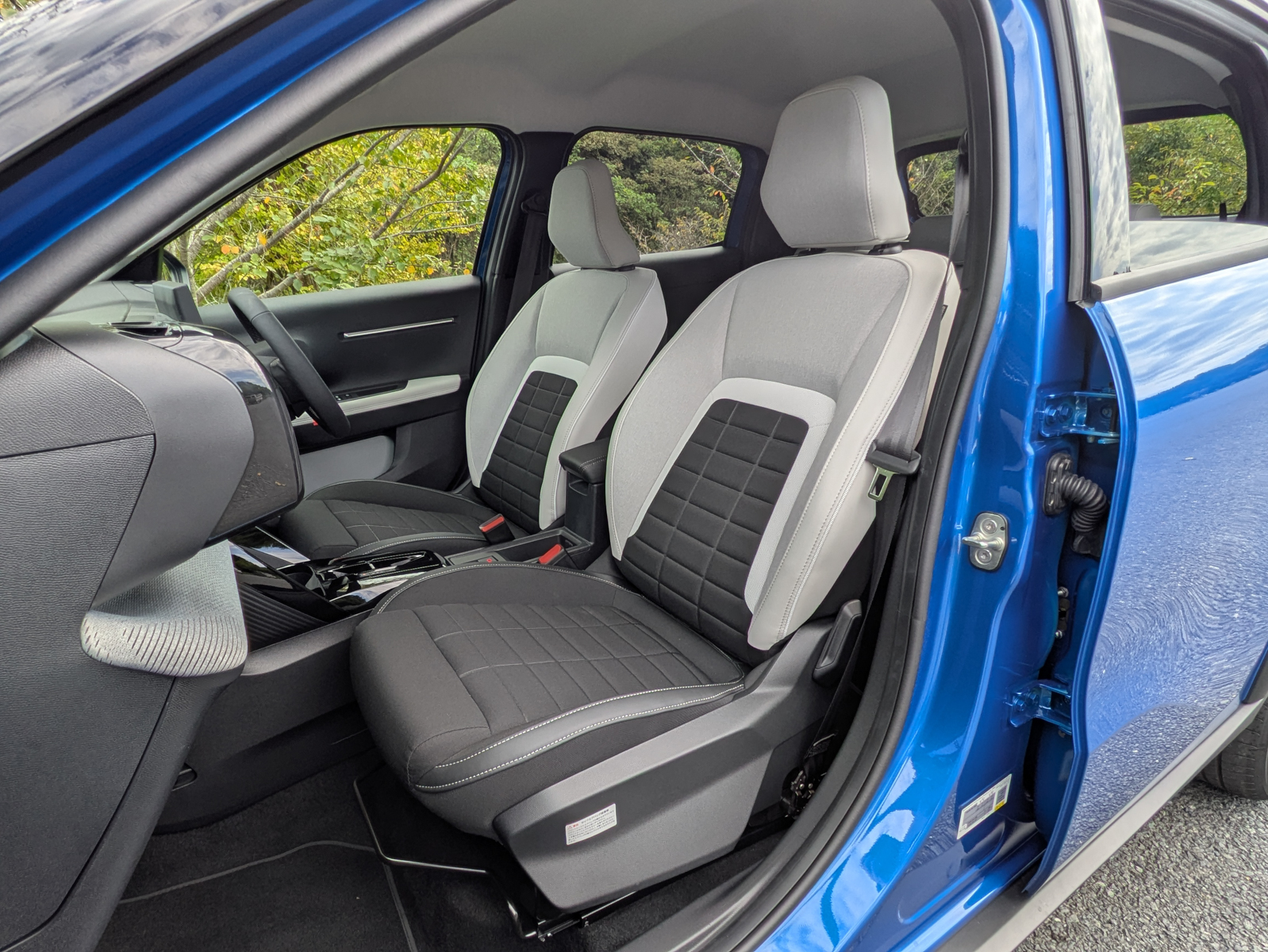 シートはディップレザー（合成皮革）にライトグレーのファブリック素材を組み合わせ、室内を明るく彩る「アドバンストコンフォートシート」を採用