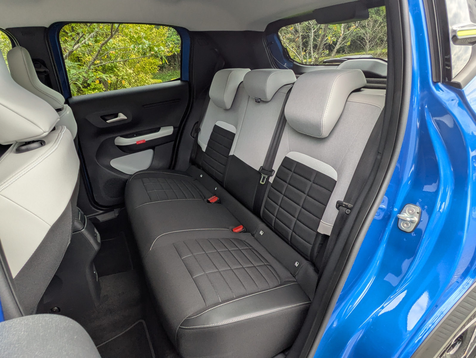 シートはディップレザー（合成皮革）にライトグレーのファブリック素材を組み合わせ、室内を明るく彩る「アドバンストコンフォートシート」を採用