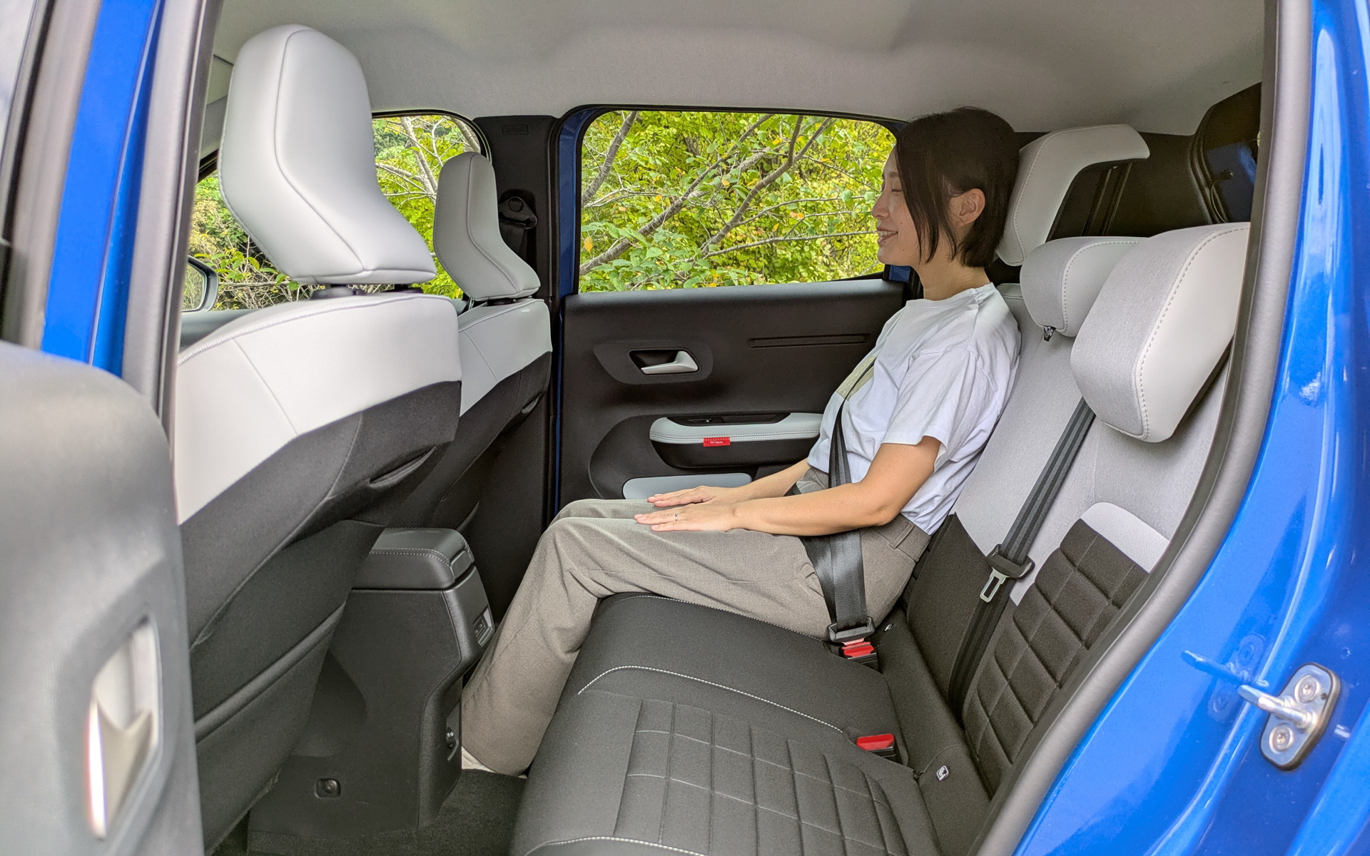 コンパクトな車体だけど、後席の居住空間もしっかり確保されている