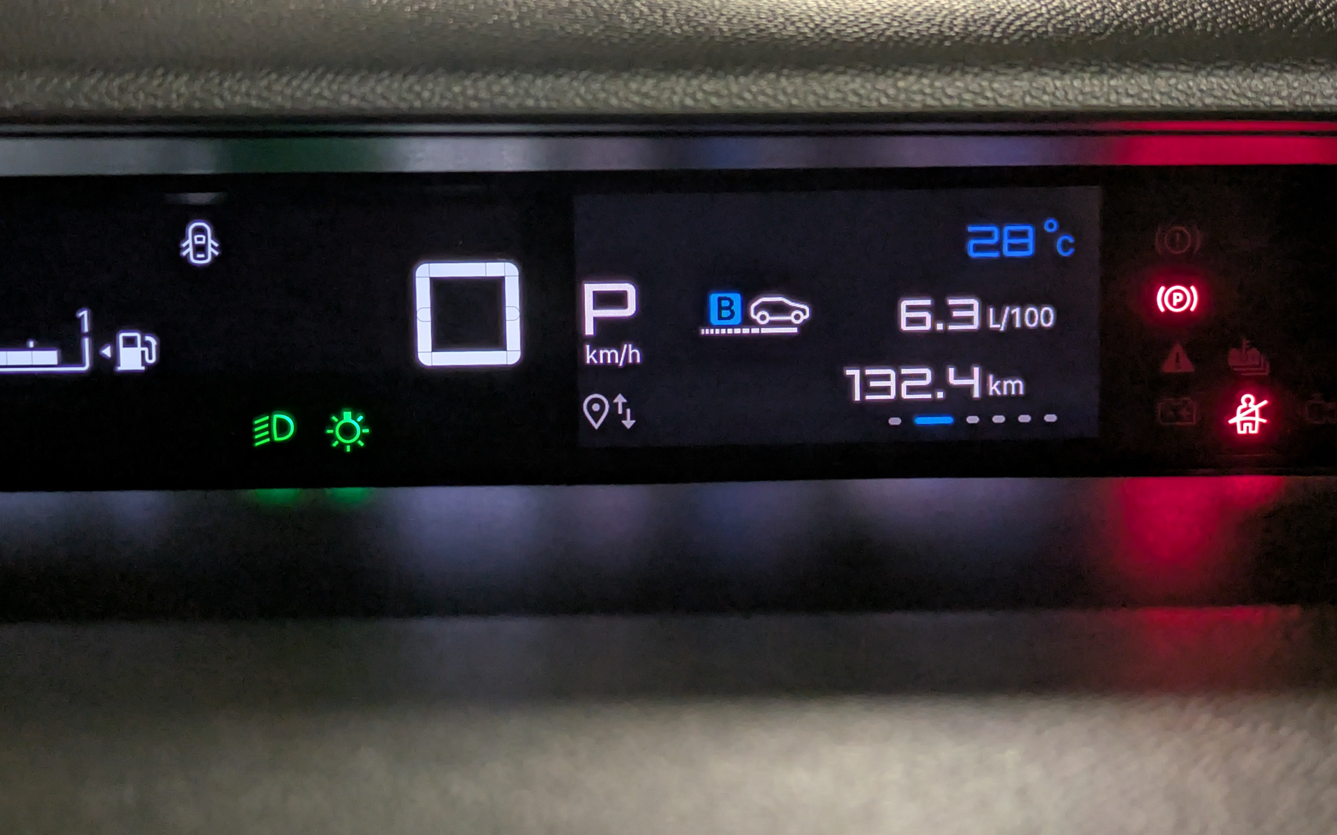 メーターは横に細長く、必要最低限の情報を表示。ステアリング右側のレバーの先端にボタンがあり表示内容を切り替えられる