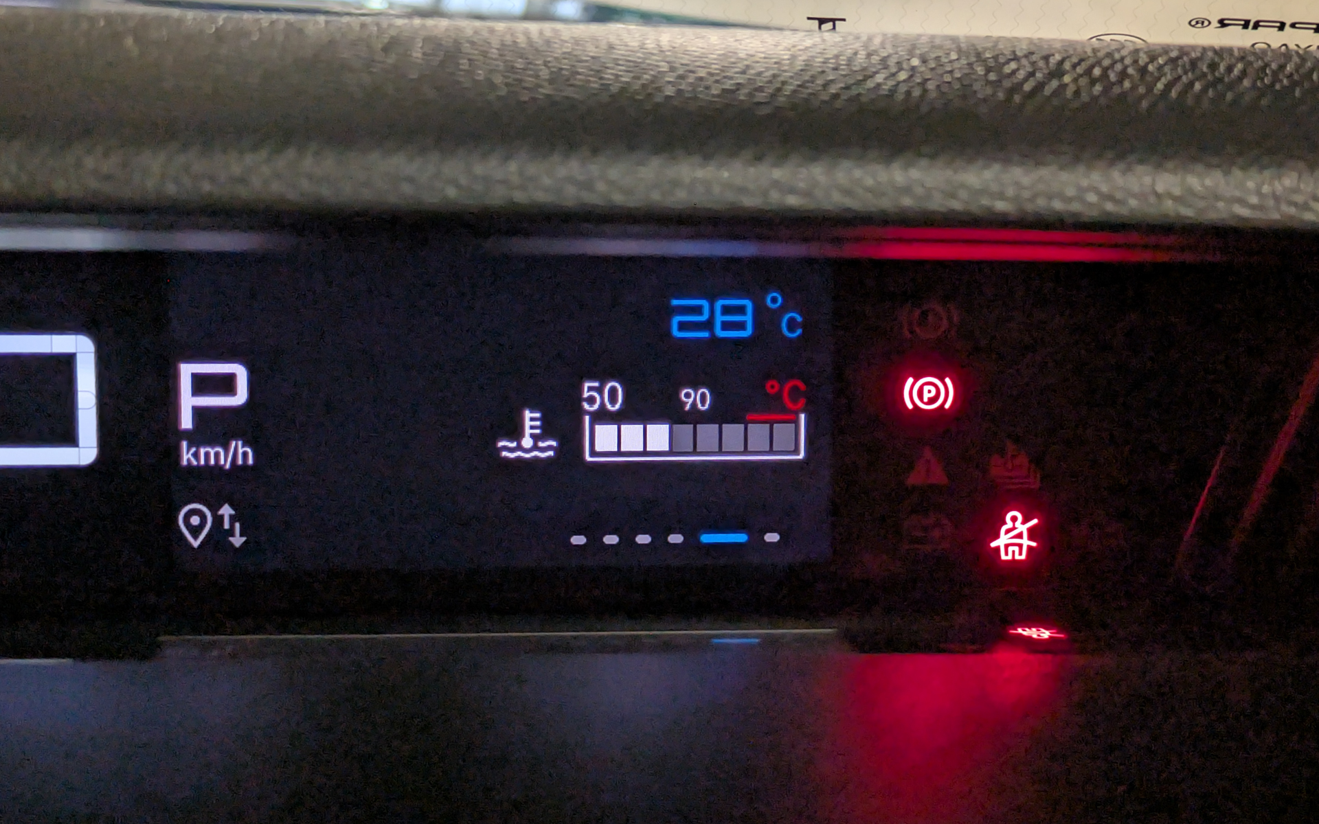 メーターは横に細長く、必要最低限の情報を表示。ステアリング右側のレバーの先端にボタンがあり表示内容を切り替えられる
