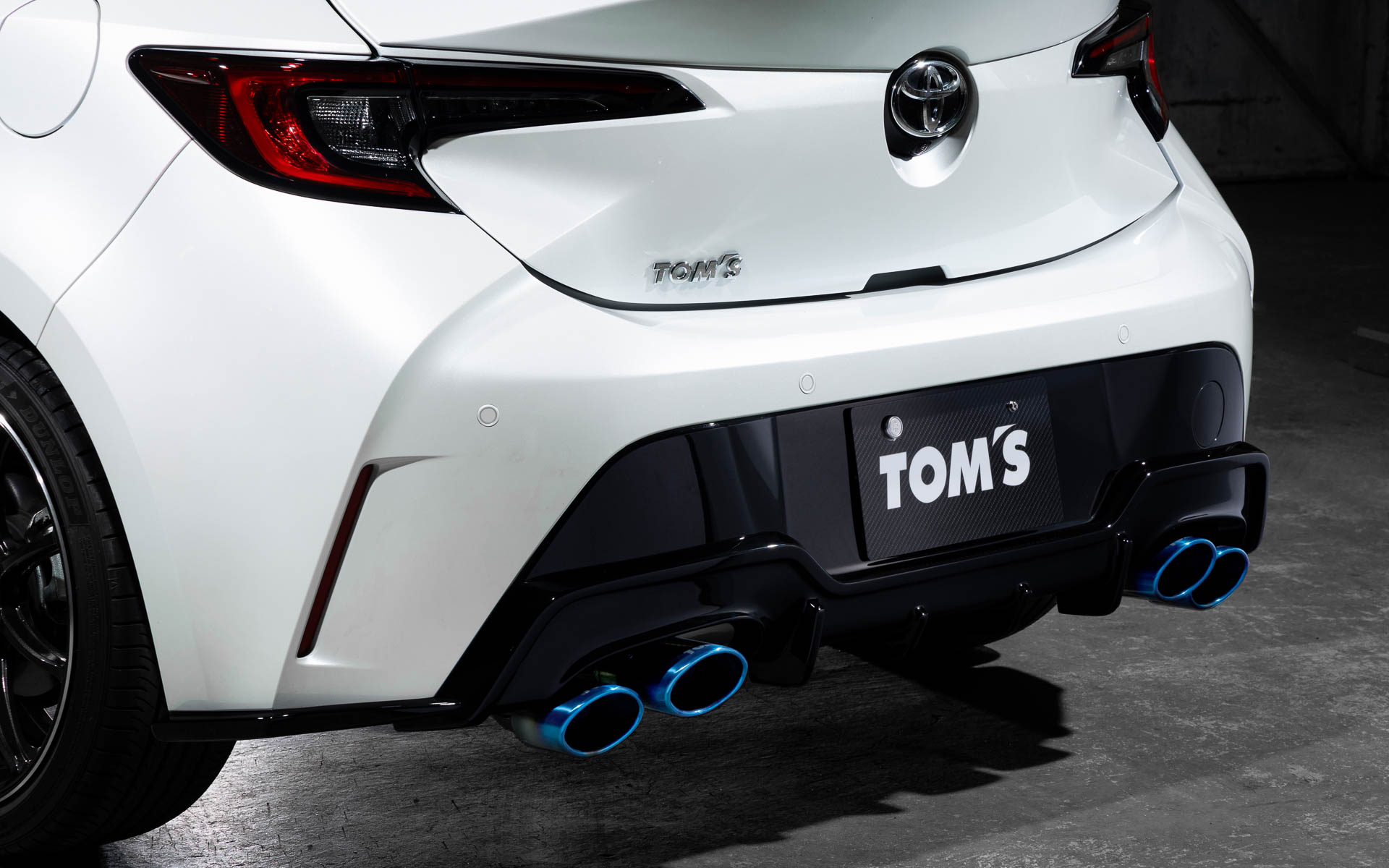 軽量化と排気効率の向上を実現した「トムス・バレル」