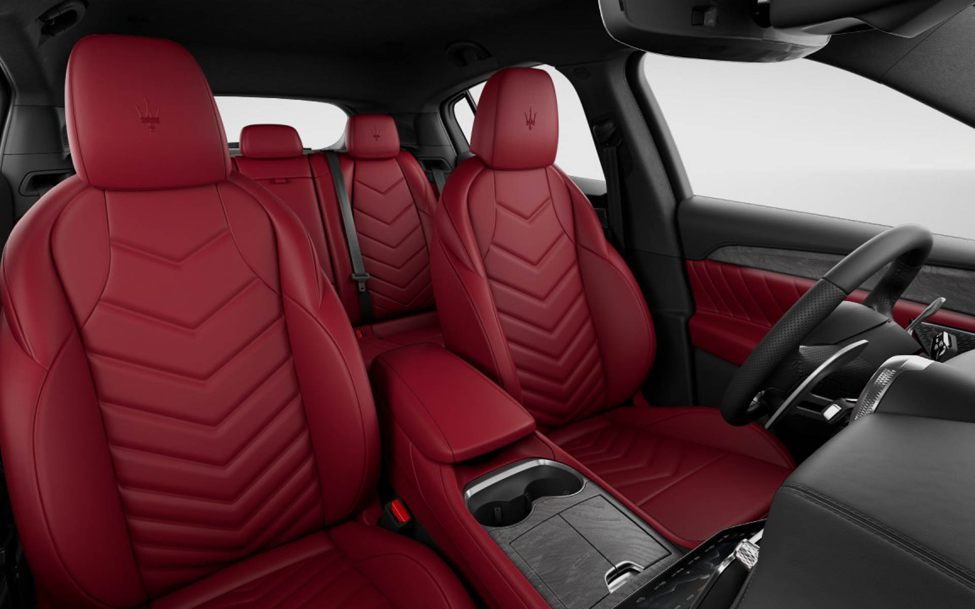 インテリアに“レッド”を採用し、優雅さとスポーティさを兼ね備えた車内