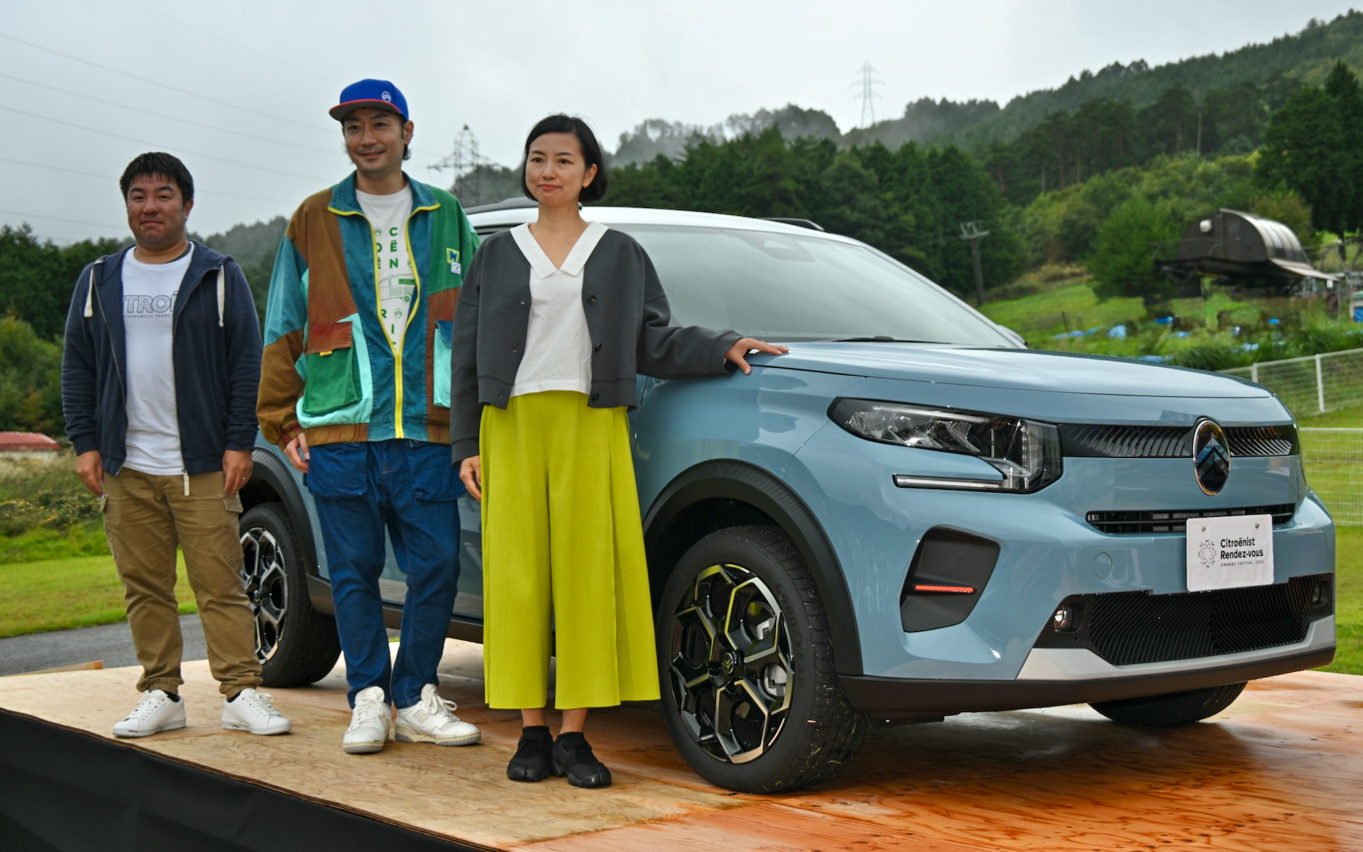10月5日に岐阜県・高山市で開催されたシトロエンのオーナーズイベント「シトロエニスト ランデブー オーナーズフェスティバル2025」の会場でお披露目された新型C3。写真左からStellantisジャパン株式会社 コミュニケーションマネージャーの中山領氏、Stellantisジャパン株式会社 フレンチブランドヘッドの小川隼平氏、本国から来日したシトロエン カラー＆マテリアルデザイナーの柳沢知恵氏